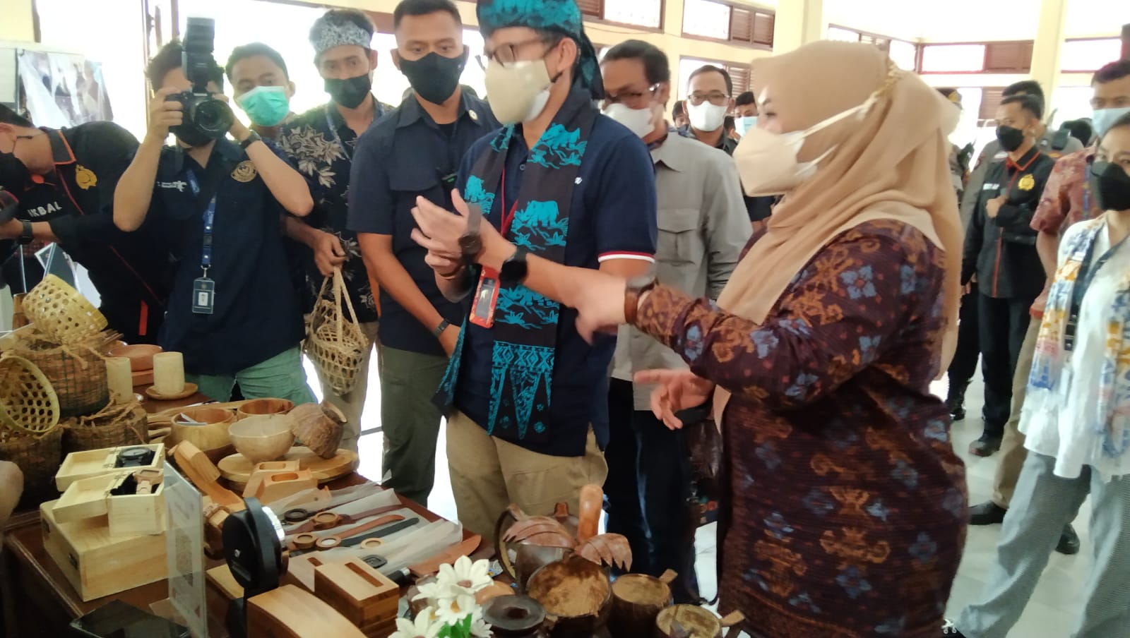 Jam berbahan kayu karya UKM Pandeglang dijual seharga Rp700 ribu.  