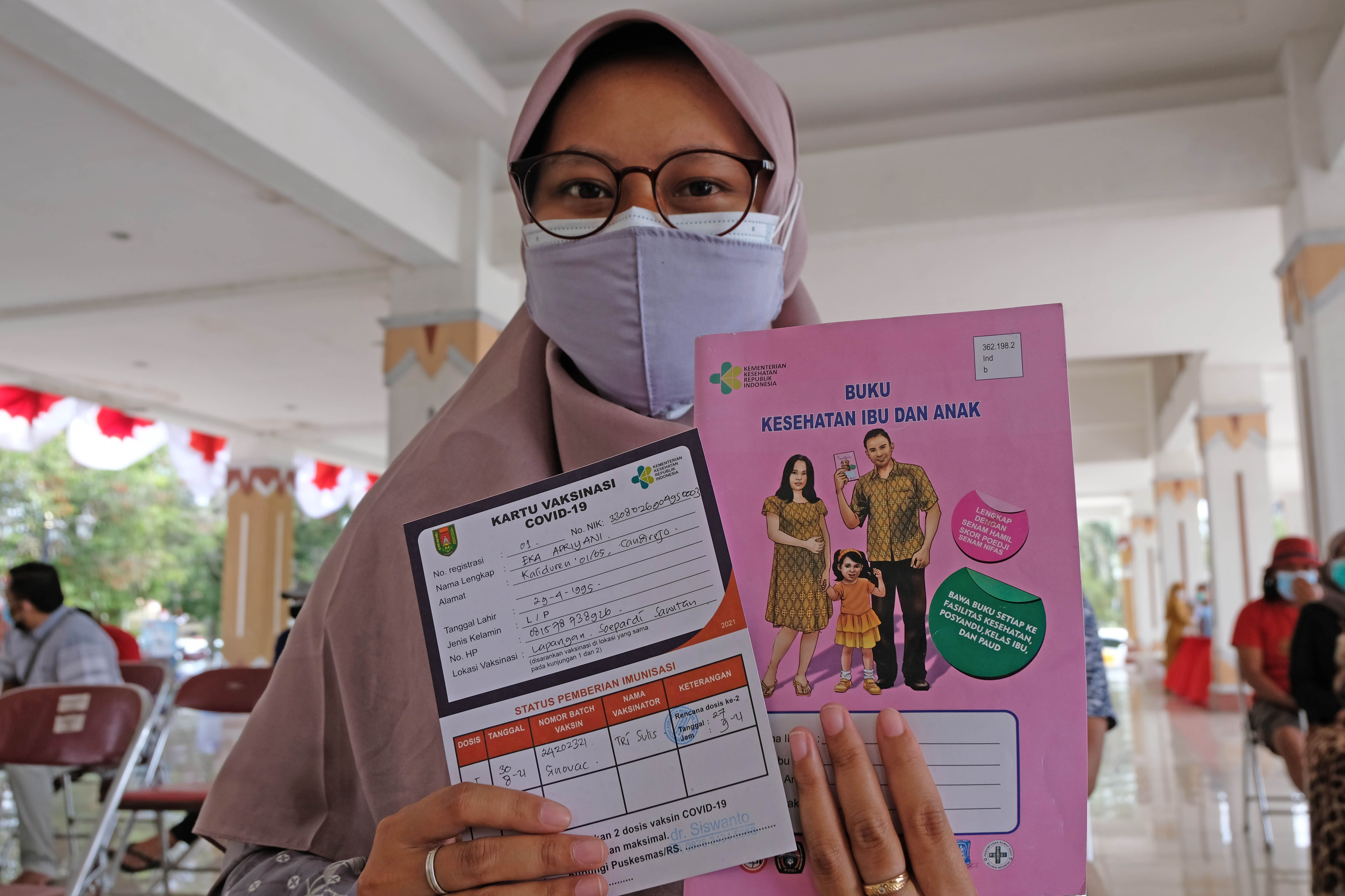 Seorang ibu hamil seusai vaksinasi covid-19 di Lapangan DR Soepardi Sawitan, Mungkid, Magelang, Jawa Tengah, Senin (30/8/2021).