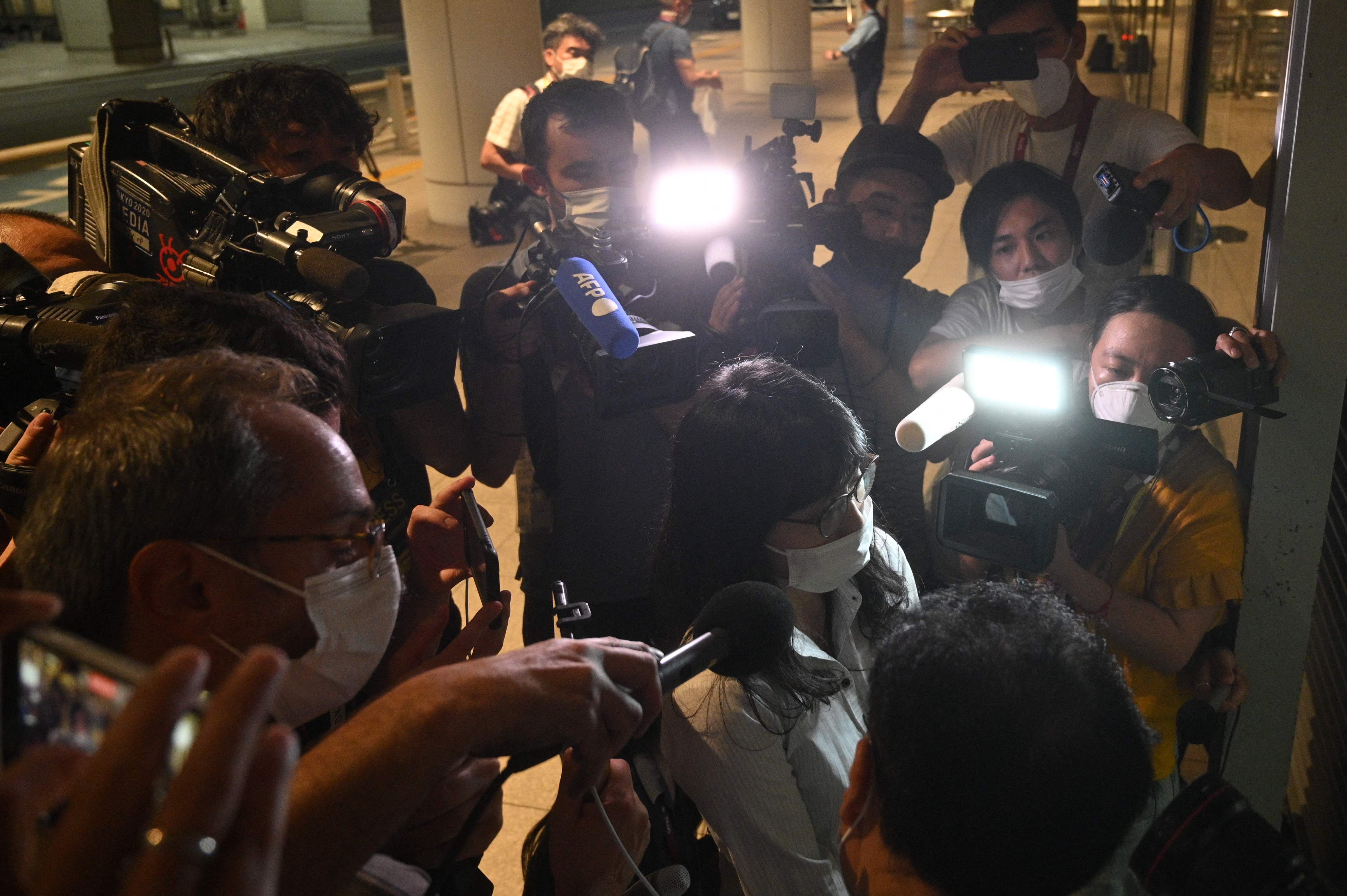 Anggota Jaringan Pengacara Jepang untuk Pengungsi Tomoko Uraki bersiap bertemu atlet Belarus Krystsina Tsimanouskaya di Bandara Haneda.