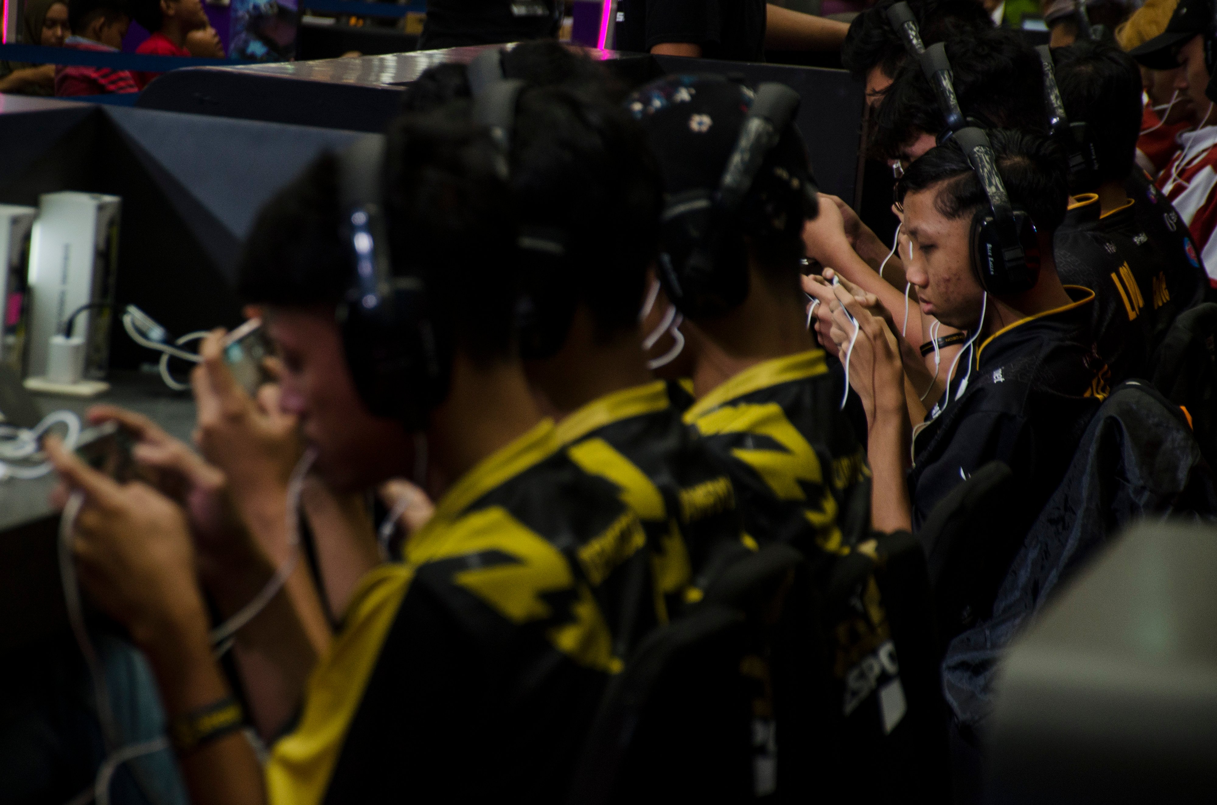 Tim atlet esports menggunakan gawai saat bertanding game Free Fire pada Final Kualifikasi Regional Barat Piala Presiden Esports 2020, di Ban
