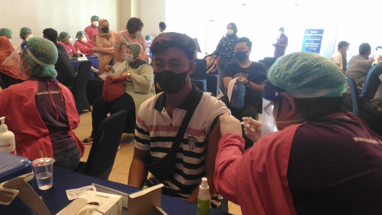 Masyarakat Semarang Ikuti Vaksinasi Partai NasDem