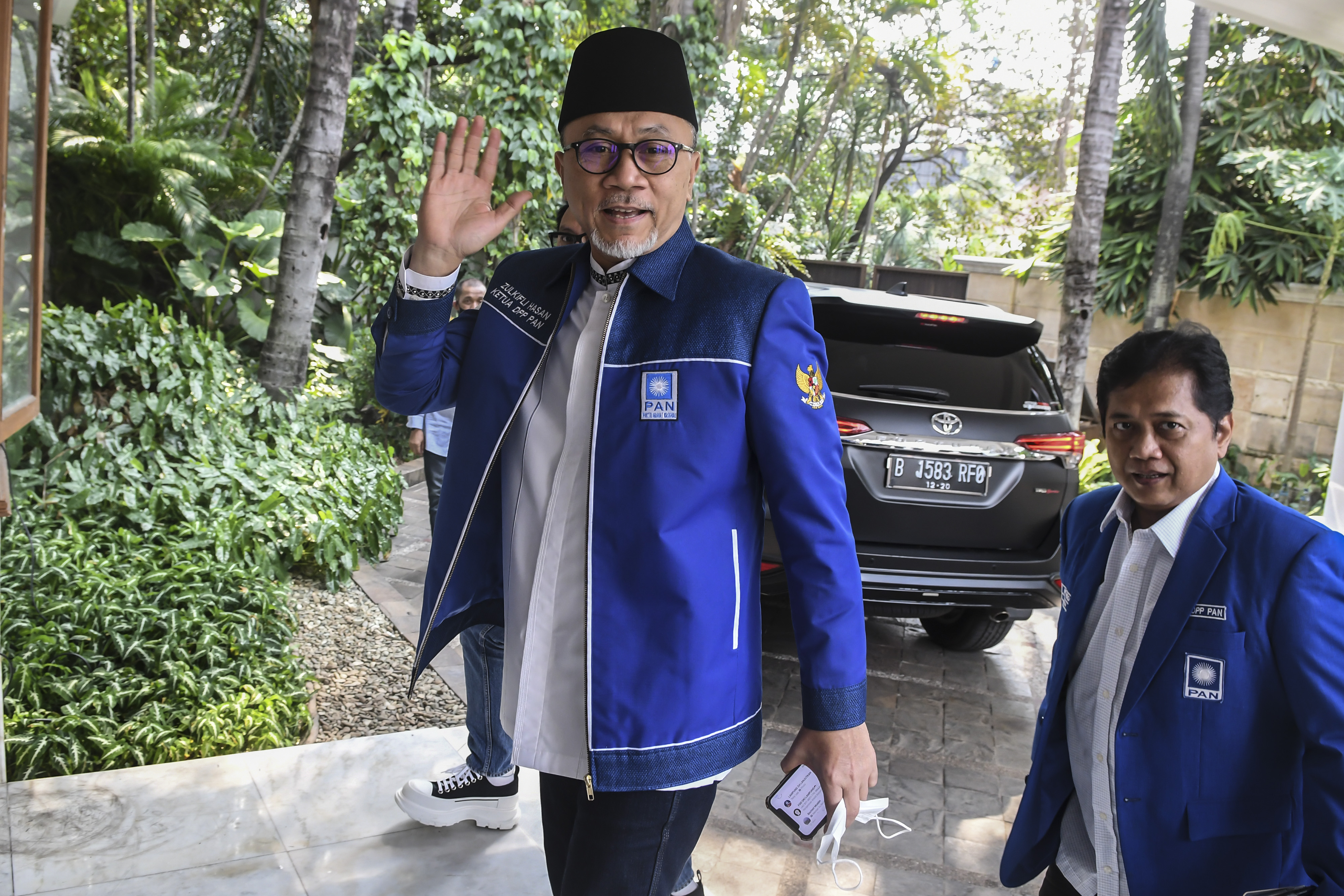 Ketua Umum Partai Amanat Nasional Zulkifli Hasan (kiri)