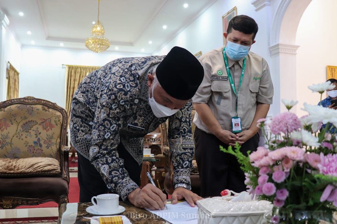 Serah terima ditandatangani oleh Gubernur Sumatera Barat Mahyeldi disaksikan oleh General manager Apical Group Julianus Tarigan.