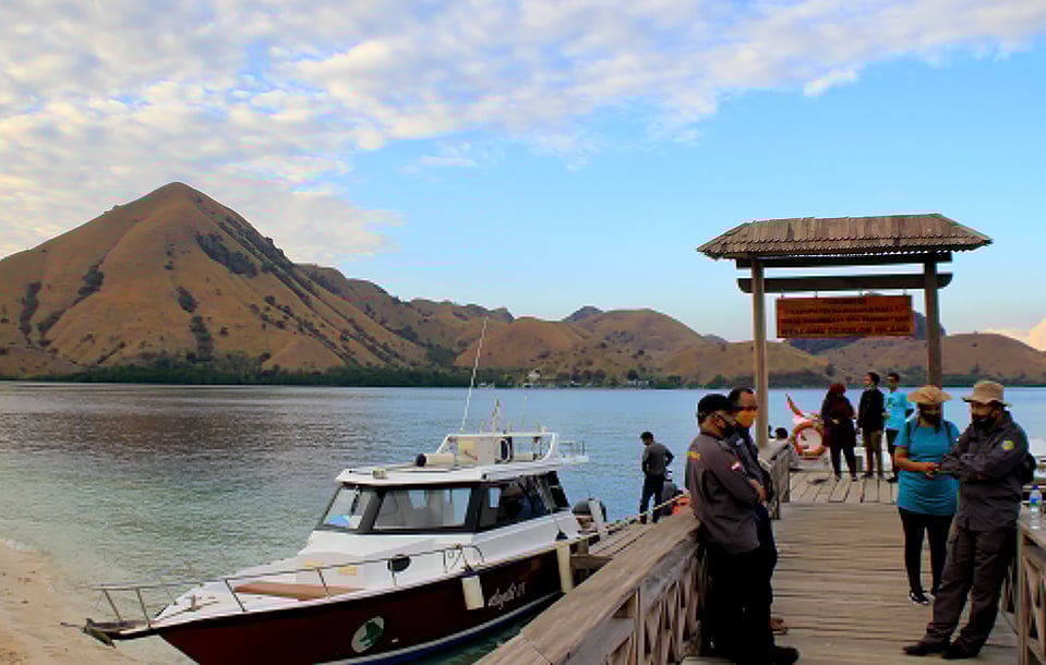 Petugas bermasker berjaga di pintu masuk kawasan wisata Pulau Kelor di Taman Nasional (TN) Komodo, Manggarai Barat, NTT, Sabtu (18/7/2020). 