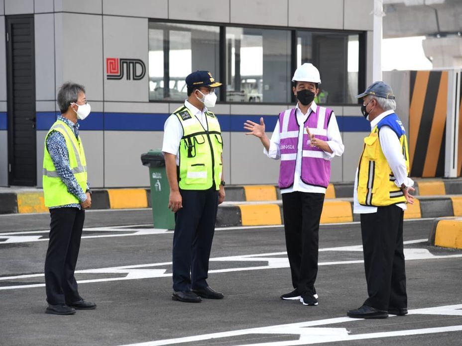 Presiden Jokowi didampingi Menteri PU-Pera Basuki Hadimuljono, Gubernur DKI Anies Baswedan, dan Komut JTD Trisno Mulyadi.