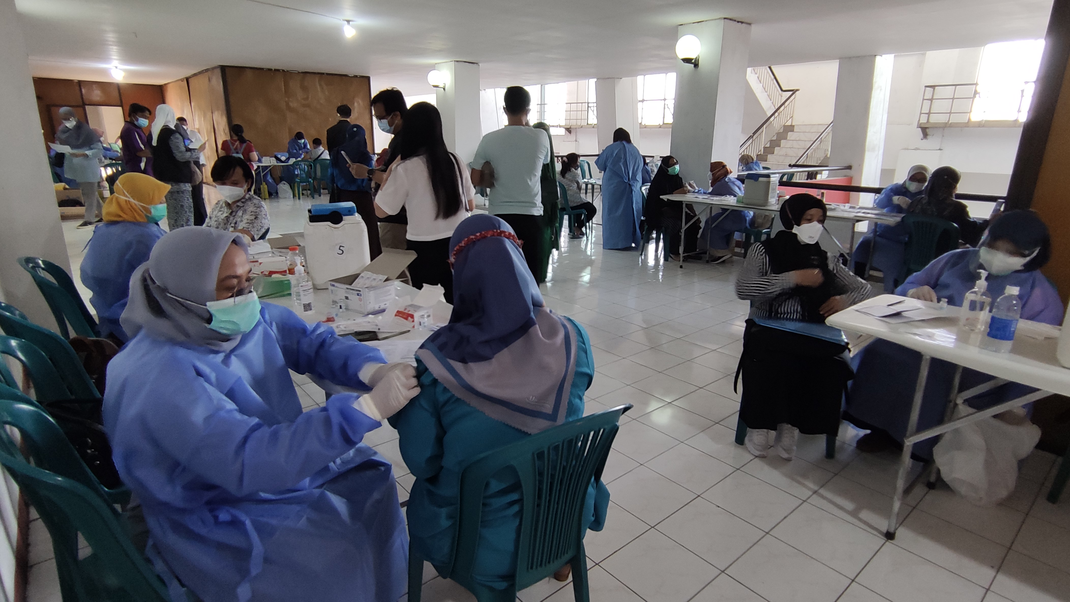 Ribuan Tenaga Kesehatan Jalani Vaksinasi Dosis Ketiga