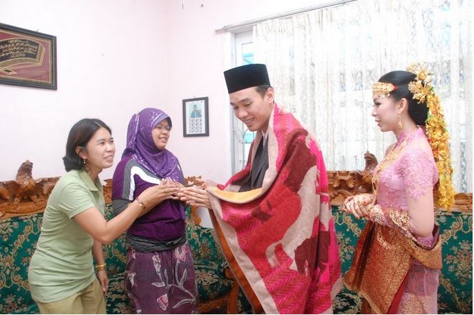 Prosesi perkawinan adat Mabang Handak.