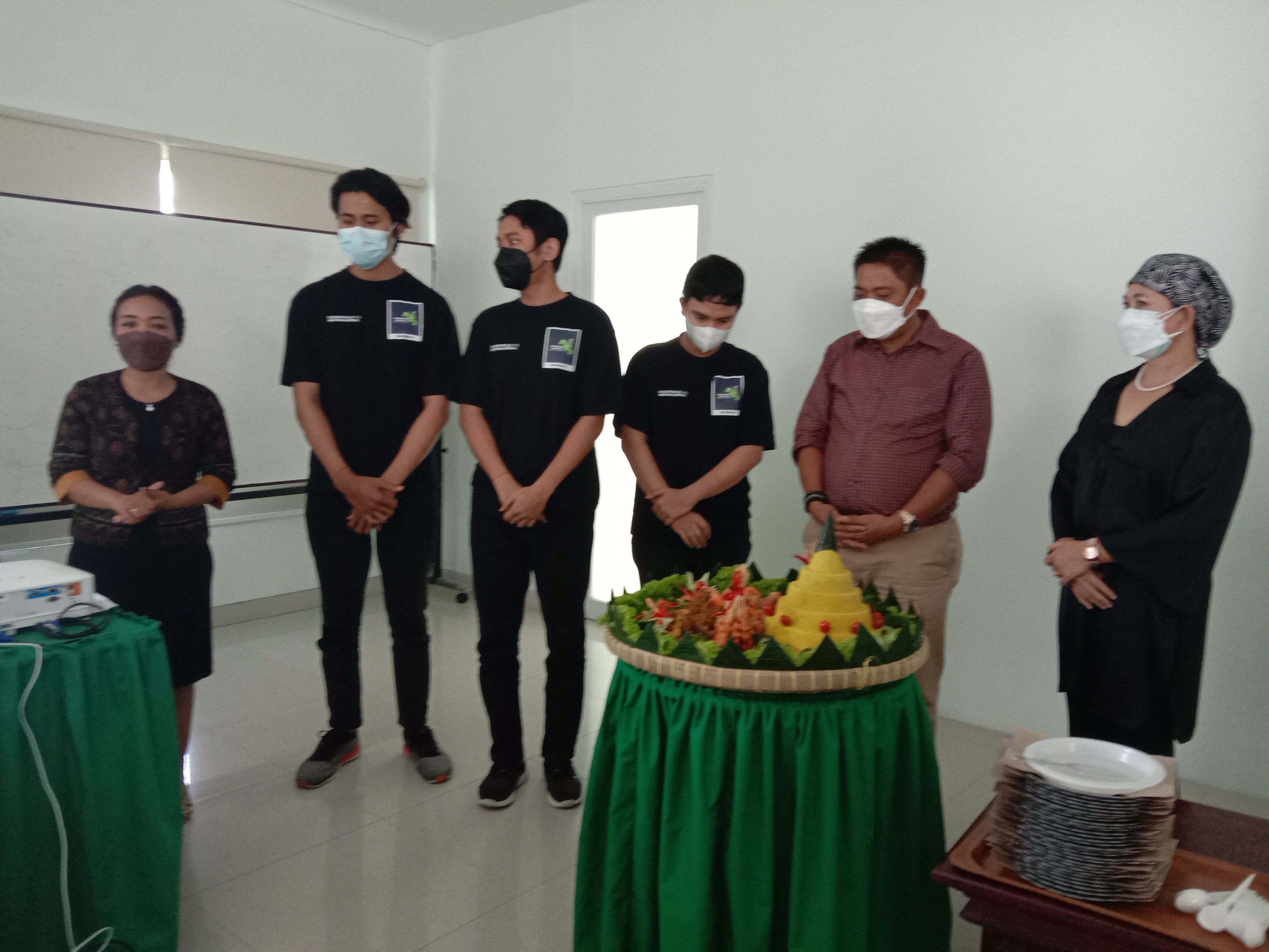 Direktur Utama RS Bhakti Rahayu Bali Putu Ivan bersama tim IT dan para medis saat meluncurkan aplikasi Mobile Bhakti di Denpasar, Rabu