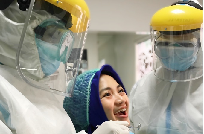 Dokter gigi dan Perawat menggunakan alat pelindung diri (APD) Level 3. 