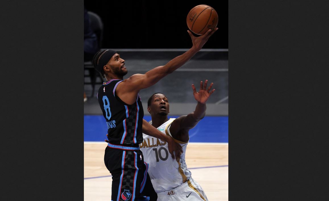 Pemain Sacramento Kings Maurice Harkless (kiri) melakukan lay-up.