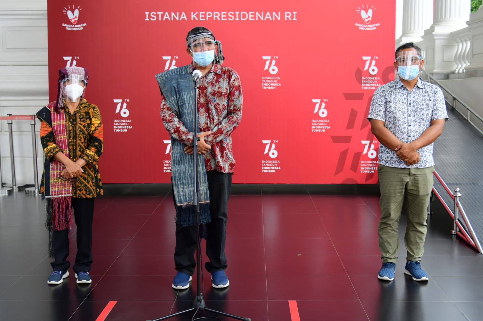 Togu Simorangkir dan rekannya melakukan konferensi pers di Istana Negara.