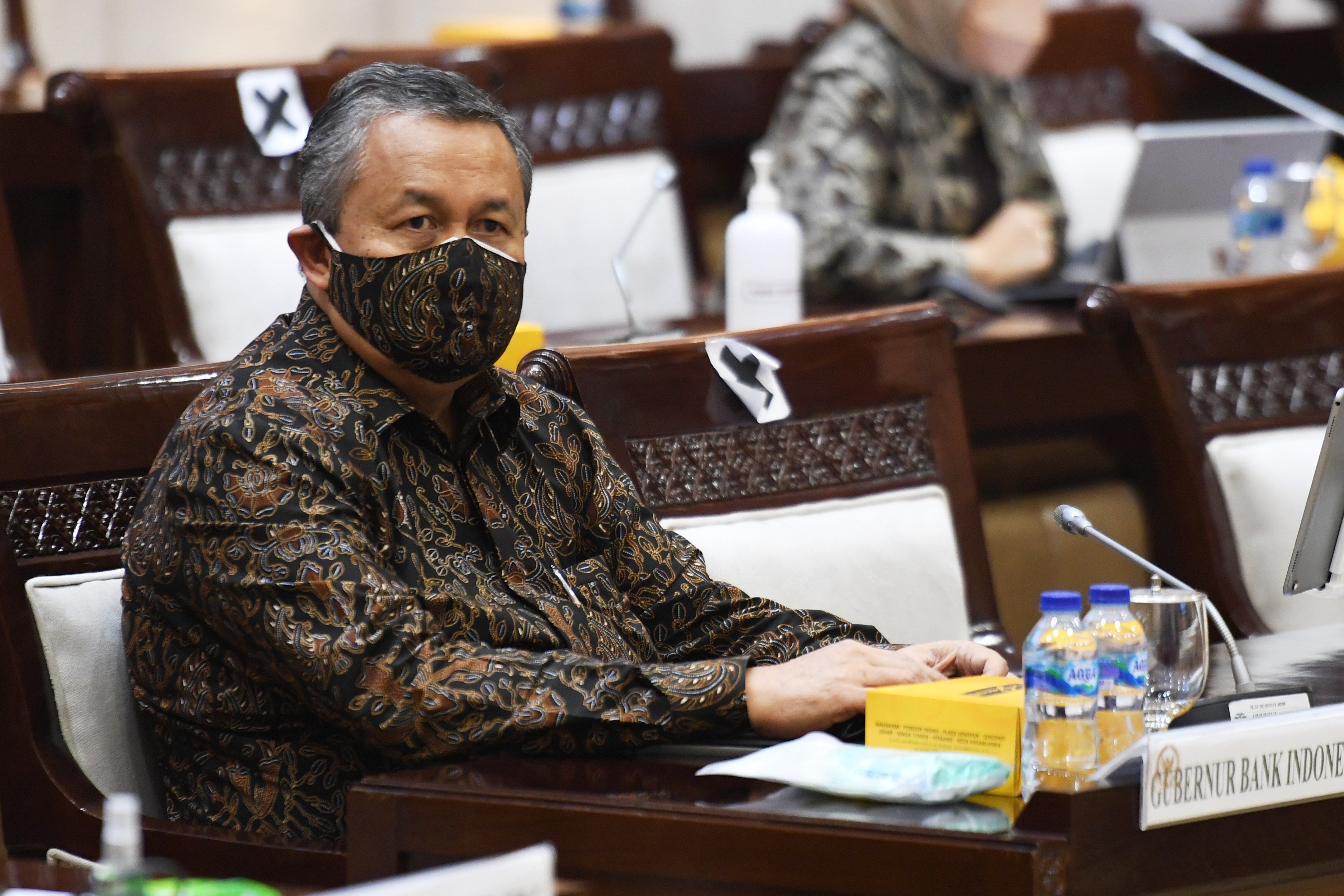 Gubernur BI Perry Warjiyo saat bersiap mengikuti rapat kerja dengan Komisi XI DPR. 
