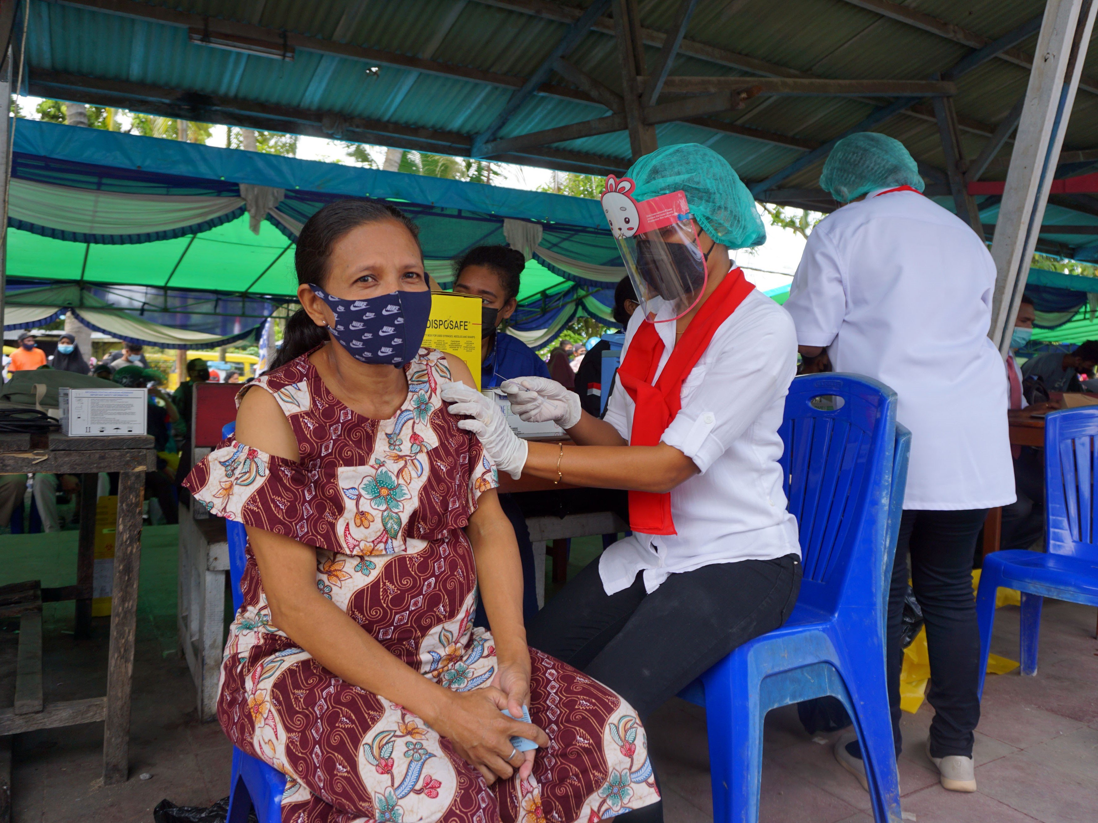 Petugas menyuntikkan vaksin covid-19 bagi ibu hamil di Terminal Remu Kota Sorong, Papua Barat, Sabtu (21/8).