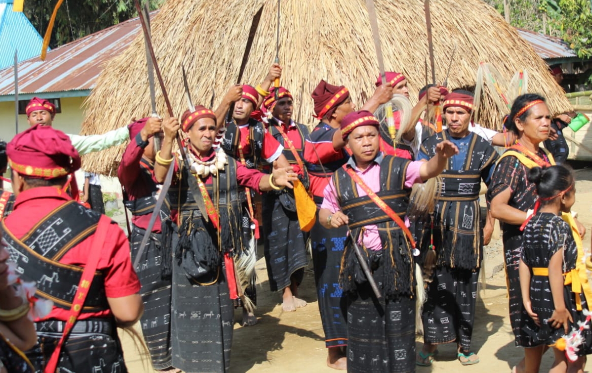 Masyarakat menarikan tarian Ja'i diiringi musik tradisional dan teriakan syair berbahasa daerah dalam upacara adat di Ngada, NTT. 