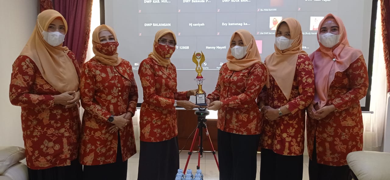  Ketua DWP Provinsi Kalsel Aminatus Alifah Roy Rizali Anwar memberi piala kepada pemenang lomba kreativitas.
