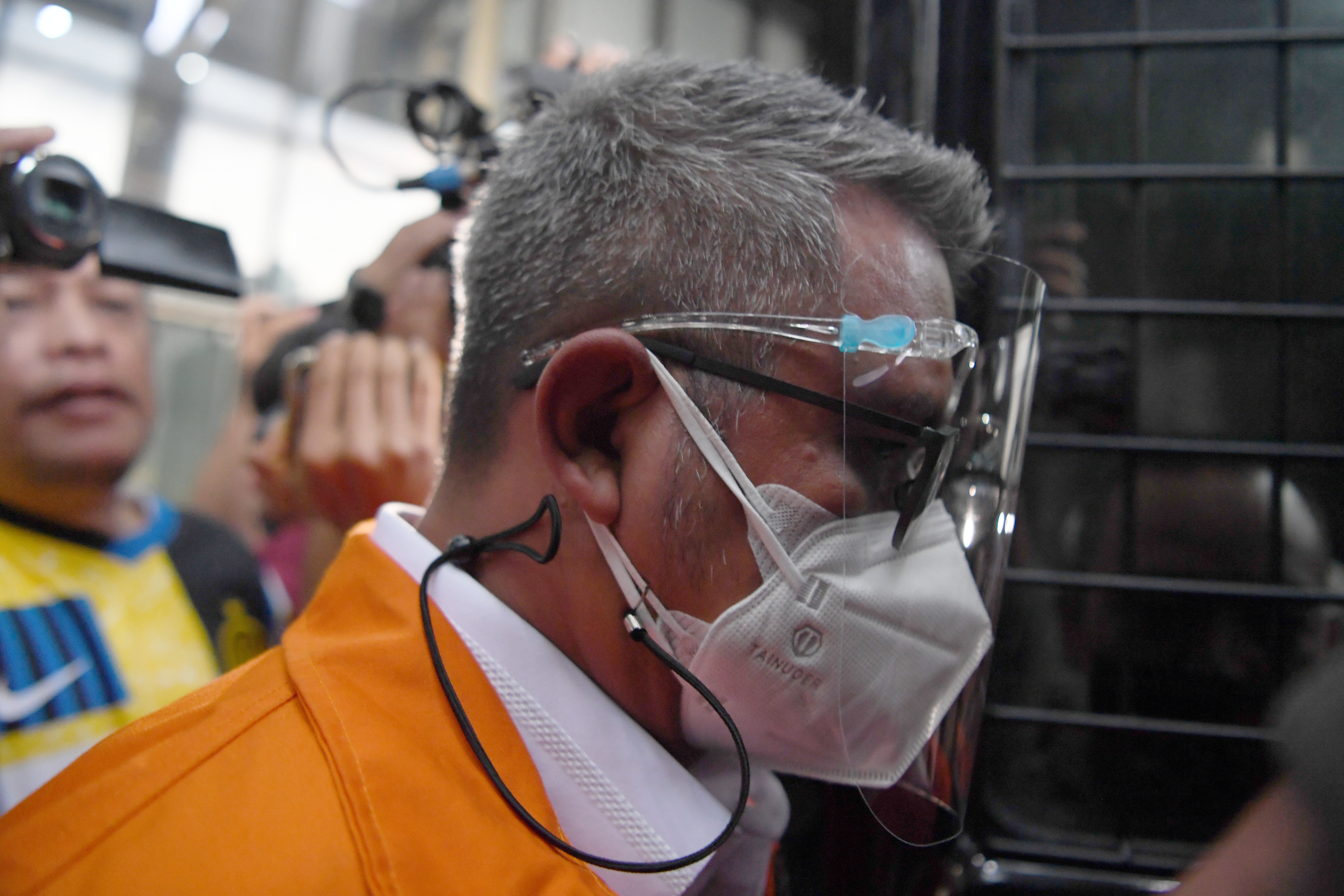 Bupati Bintan Apri Sujadi berjalan memasuki mobil tahanan usai diperiksa di gedung KPK, Jakarta, Kamis (12/8/2021).