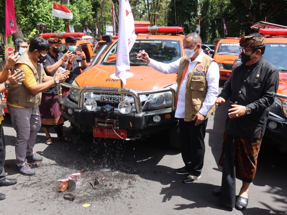 Kepala BNPB meluncurkan mobil masker di Bali.