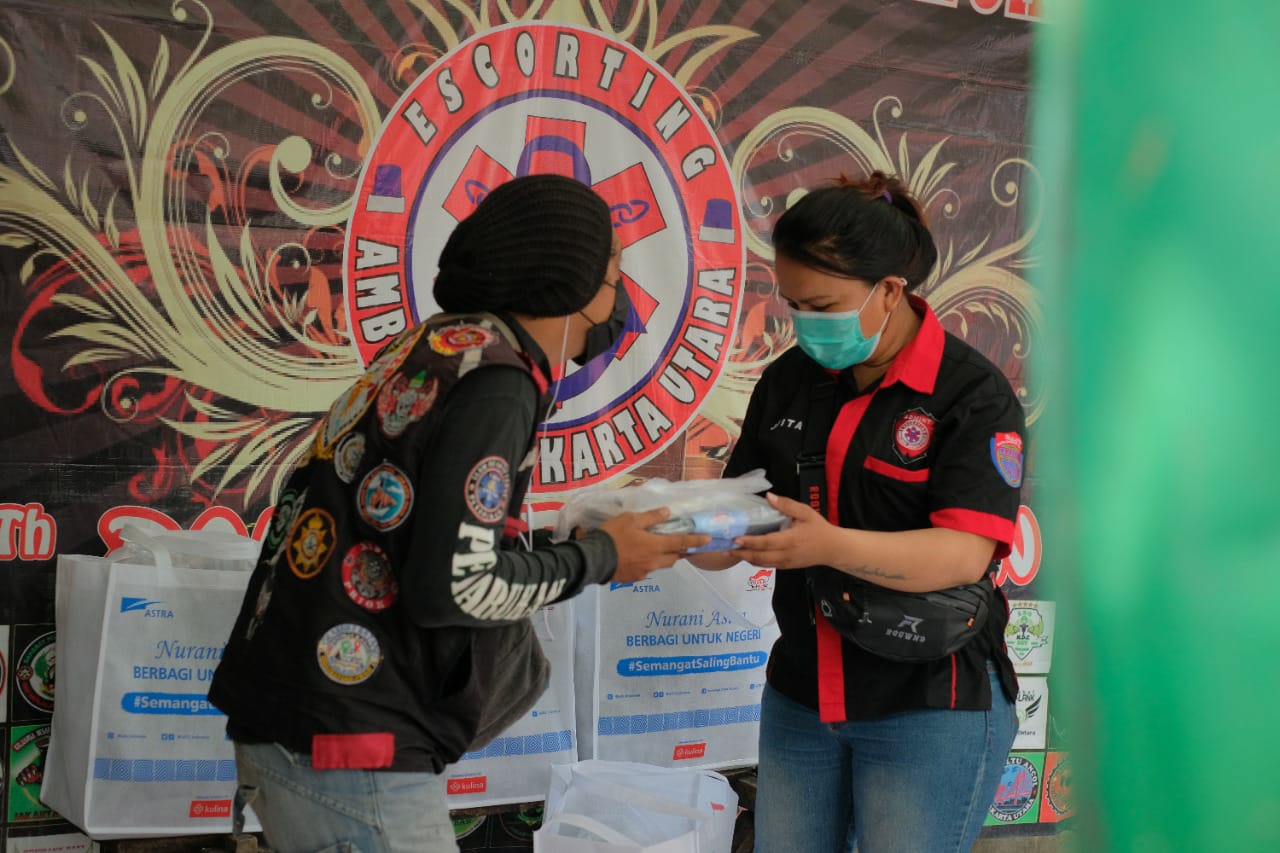 Penyaluran paket makanan siap saji dari Astra kepada pengemudi ojek online di wilayah Jakarta secara bertahap, Rabu (18/8).