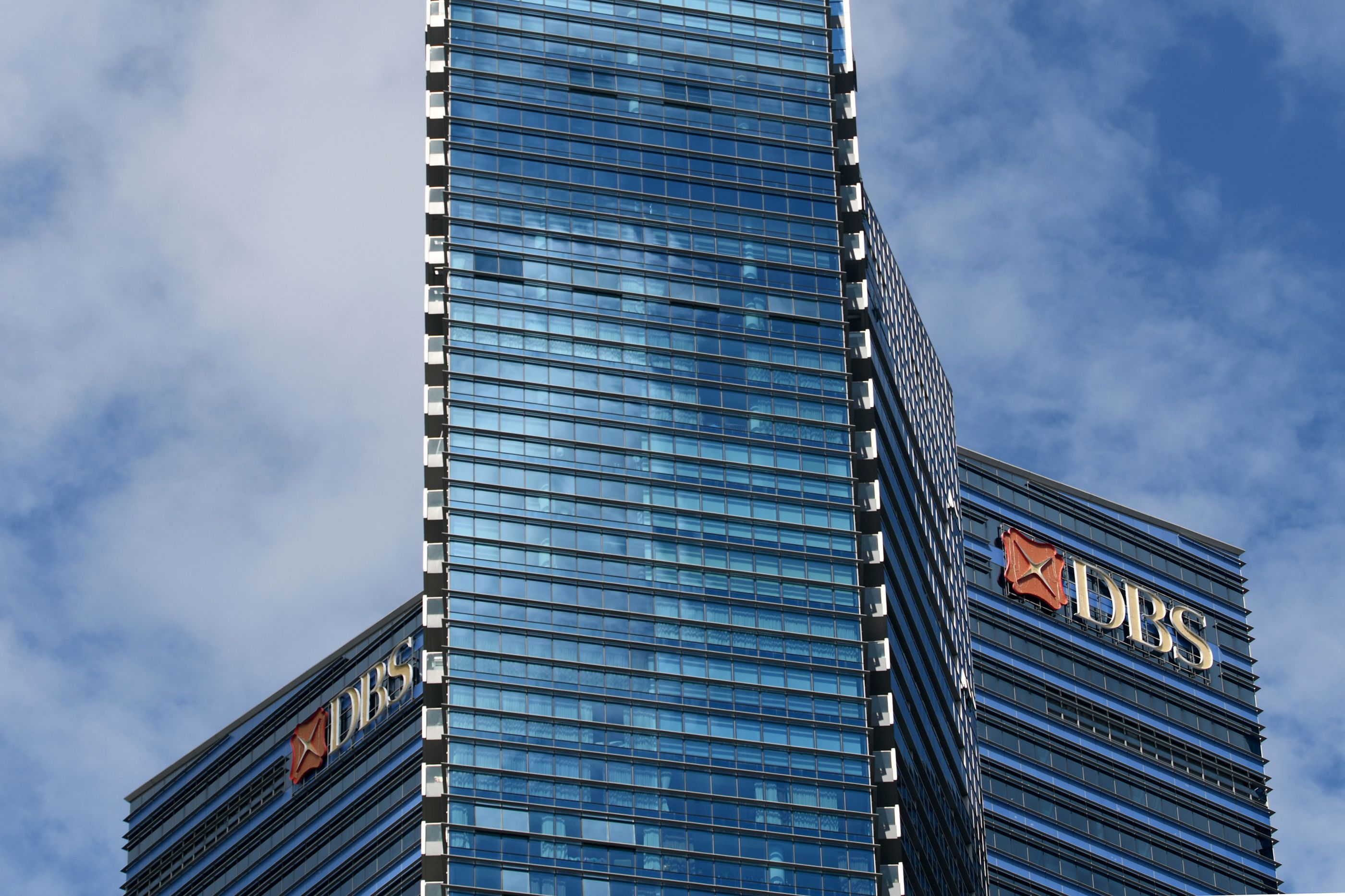 Logo Bank DBS di kawasan Marina Bay, Singapura. 