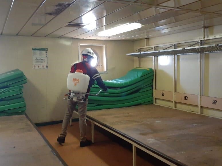 Awak melakukan isolasi mandiri di Kapal Motor (KM) Lambelu yang bersandar di Pelabuhan Peti Kemas Makassar.