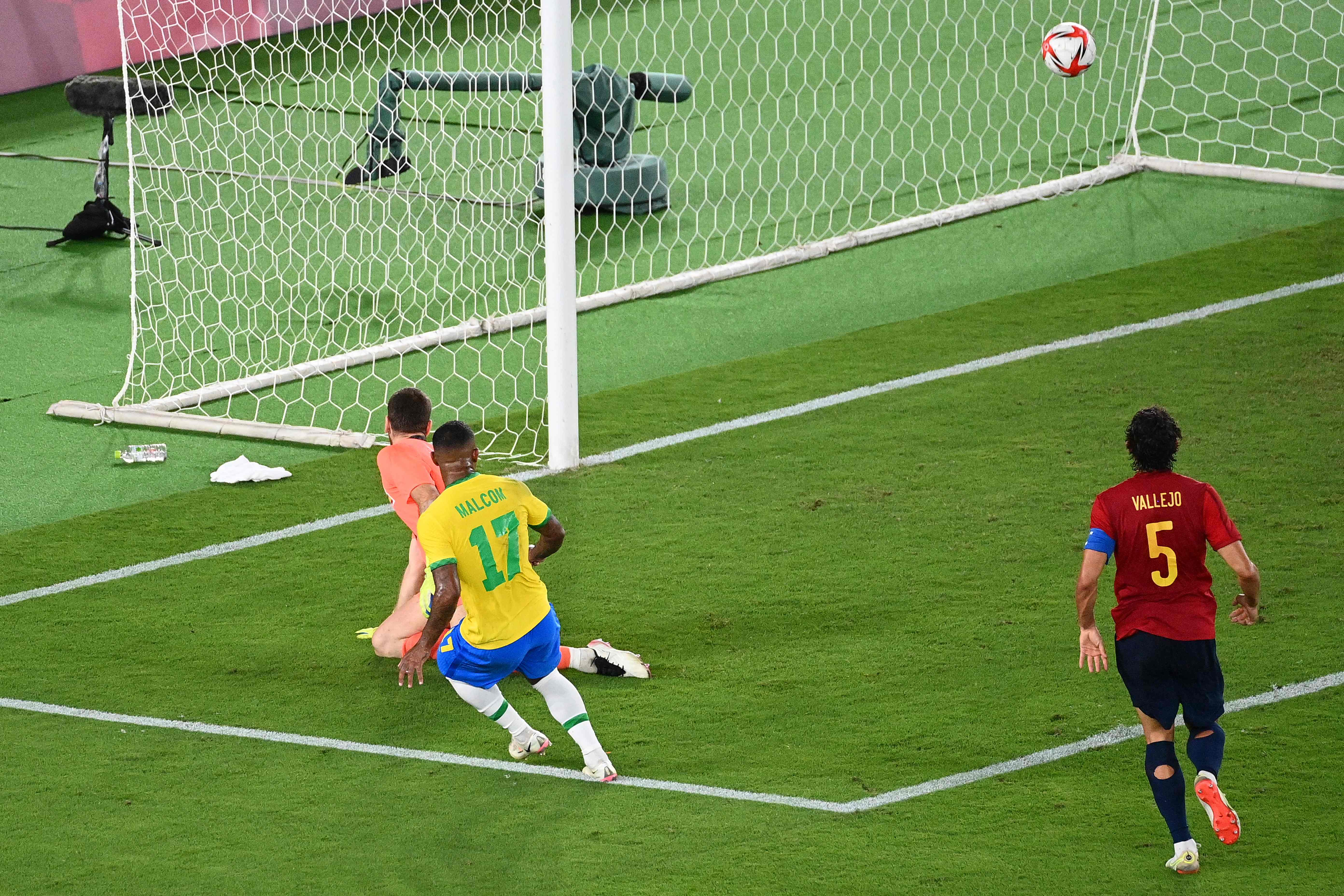 Penyerang Brazil Malcom mencetak gol penentu kemenangan ke gawang Spanyol yang dikawal Unai Simon.