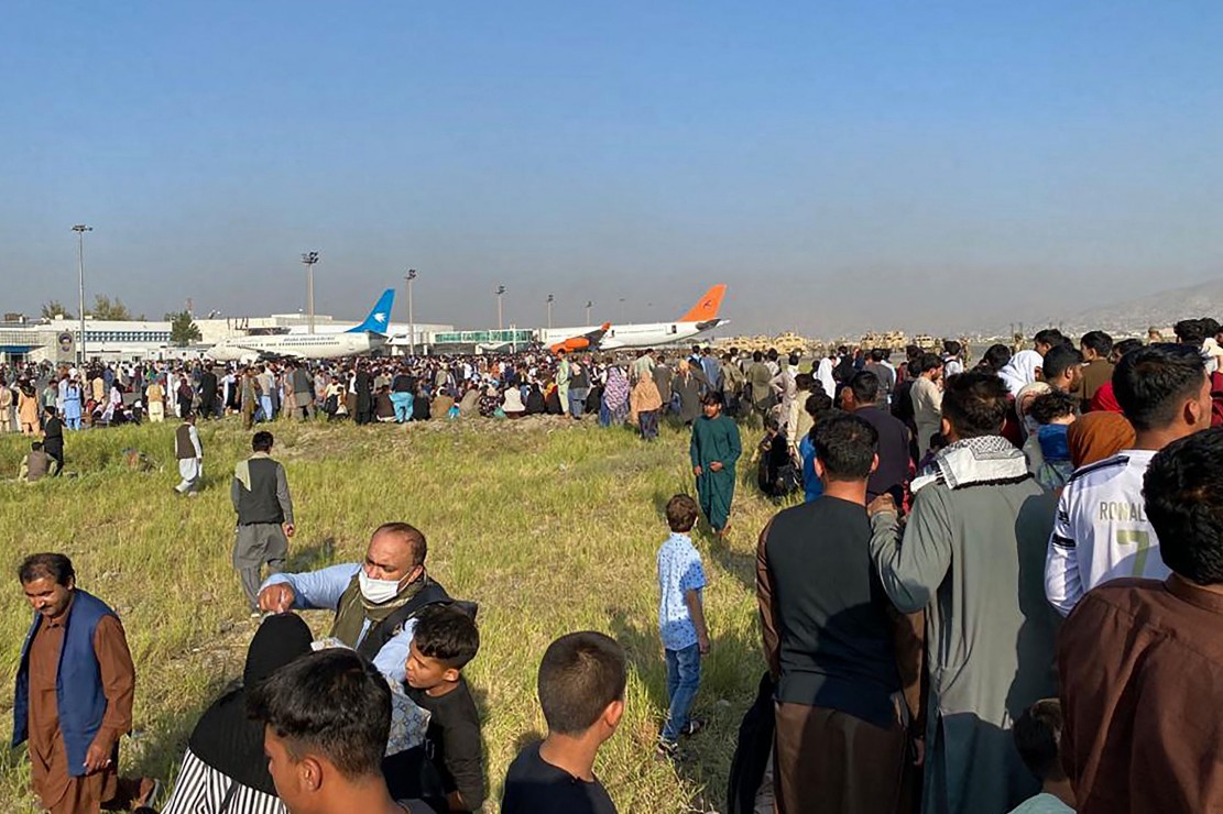 Warga Afghanistan berada di Bandara Kabul dalam upaya melarikan diri dari Taliban.