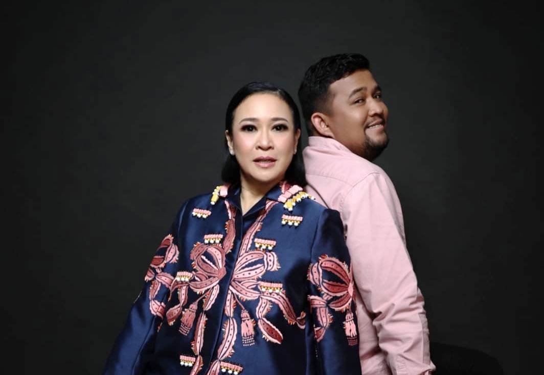 Komposer lagu 'Tetap Cinta', Ria Prawiro (kiri) dan penyanyi muda Mark Pattie.  