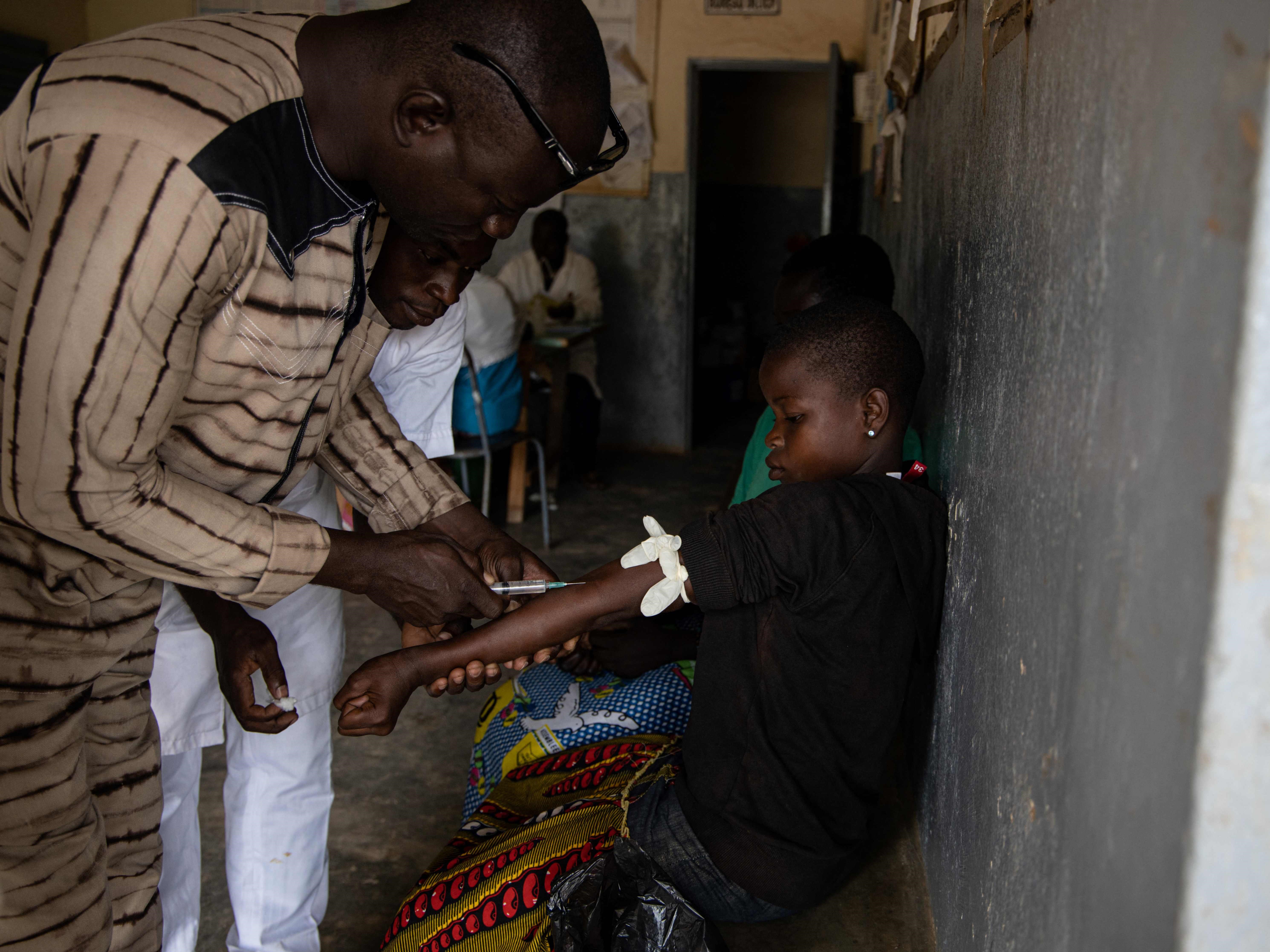 Seorang gadis disuntik untuk menyembuhkan malaria di pusat kesehatan Barkuitenga, Ziniare, timur laut ibu kota Burkina Faso, Ouagadougou.