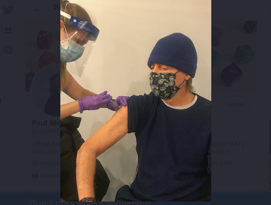 Paul McCartney saat menerima suntikan vaksin covid-19.