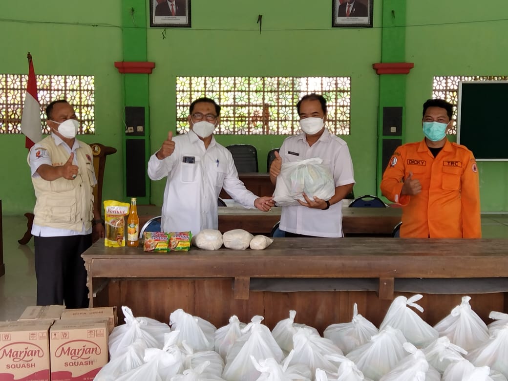 2.431 paket sembako dibagikan kepada pasien siolasi mandiri di Bojonegoro oleh Badan Usaha Milik Daerah PT. Asri Dharma Sejahtera.
