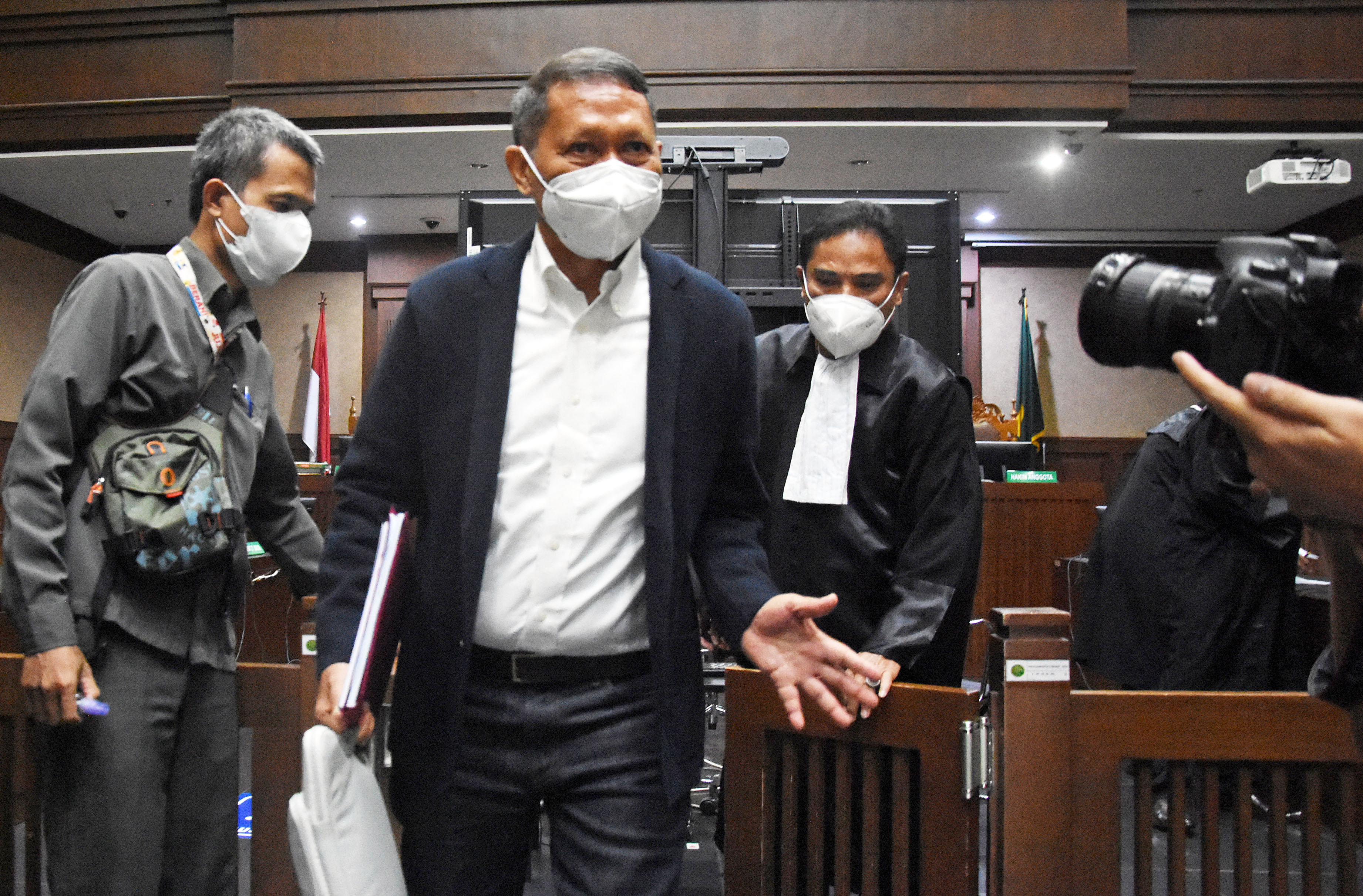 Terdakwa mantan Dirut Pelindo II RJ Lino seusai mengikuti sidang di Pengadilan Tipikor Jakarta.