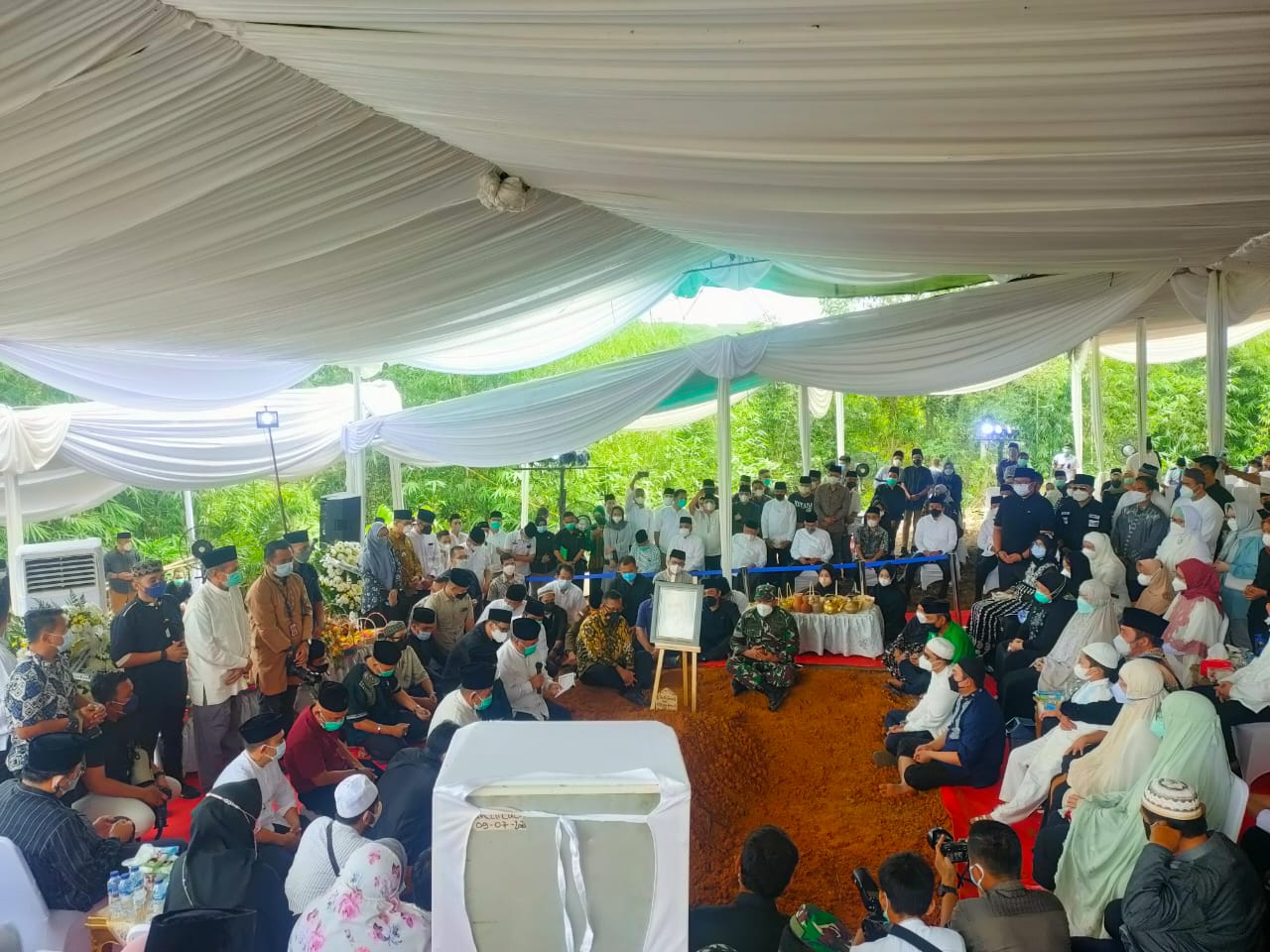 Suasana pemakaman 