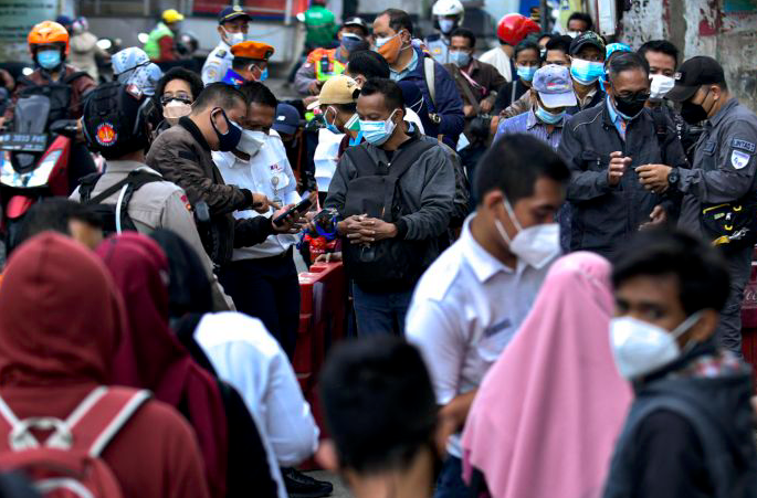 Petugas memeriksa Surat Tanda Registrasi Pekerja (STRP) di Stasiun Citayam, Depok, Senin (12/7).
