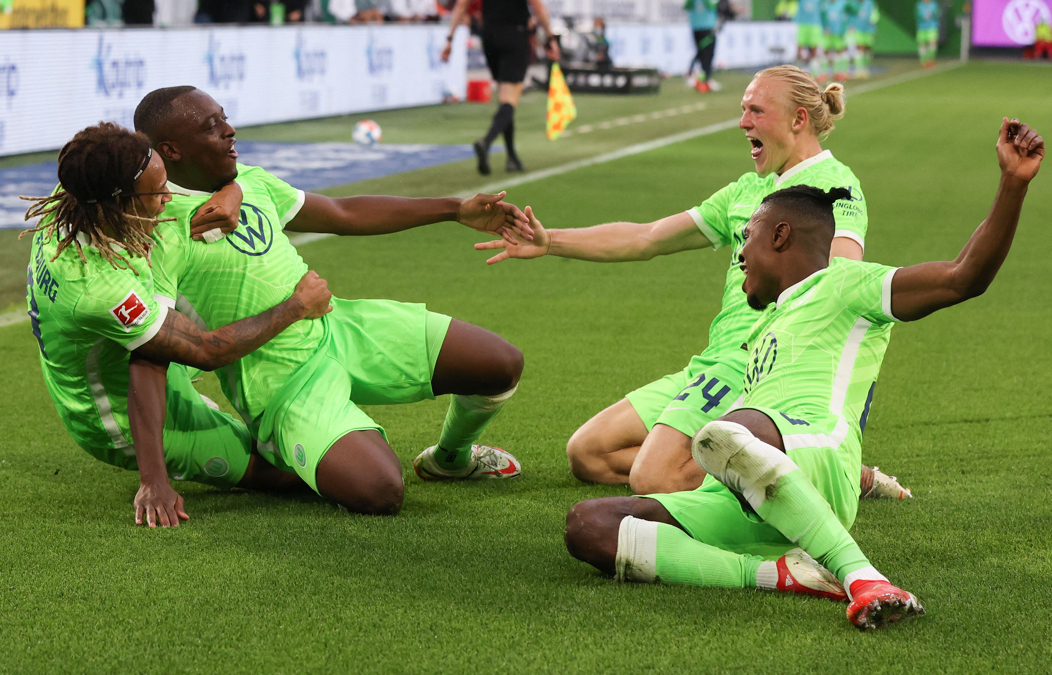 Para pemain Wolfsburg melakukan selebrasi usai mencetak gol ke gawang RB Leipzig di laga Bundesliga