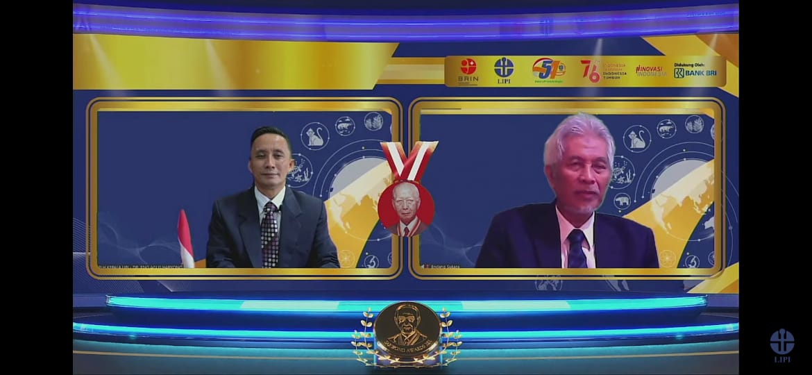 Plt Kepala LIPI, Agus Haryono menyerahkan penghargaan LIPI Sarwono Award XIX 2021 pada Endang Sukara secara virtual Senin (23/8/2021).