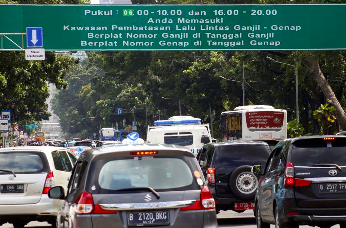 Kendaraan memasuki kawasan pembatasan lalu lintas ganjil-genap di Jalan Medan Merdeka Barat, Jakarta.