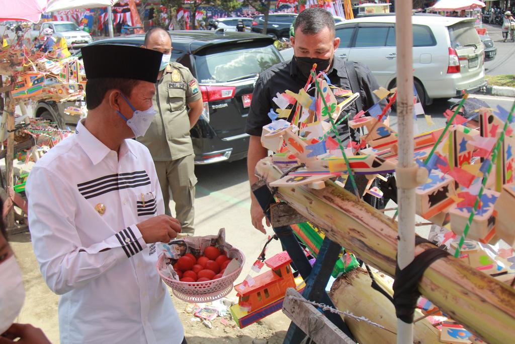 Wali Kota Palembang Harnojoyo saat meninjau dan membeli Kapal Telok Abang di kawasan Jalan Merdeka di Pasar 26 Ilir Palembang, Sabtu (15/8).