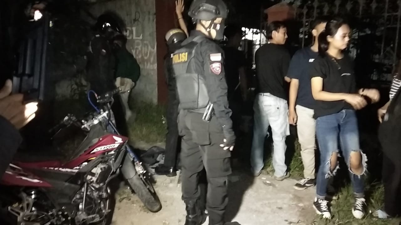Tim Maung Galunggung Polresta Tasikmalaya menangkap belasan pemuda pemudi yang melempari pengendara di Jln Perintis, Minggu (29/8)