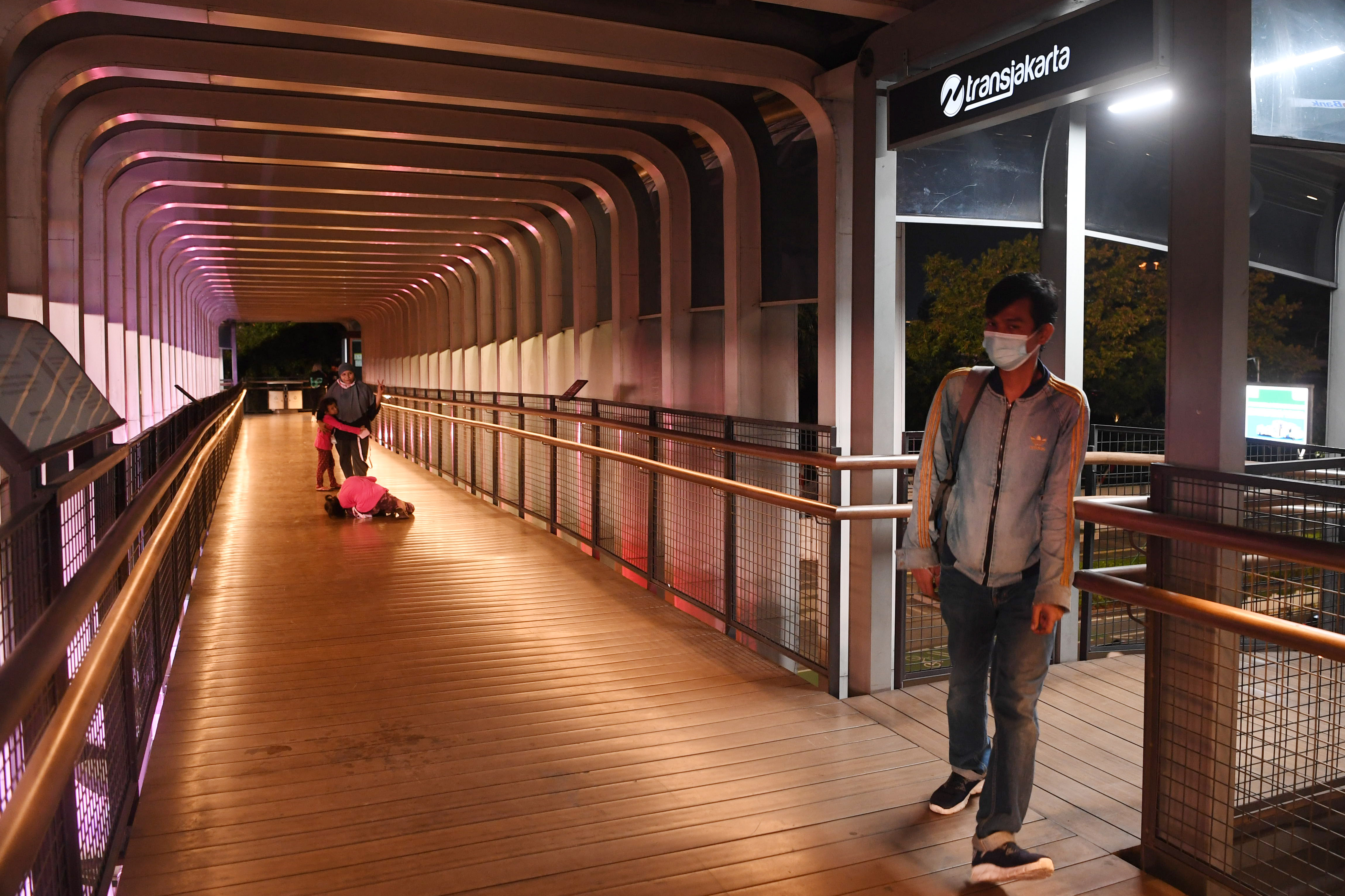  Sejumlah warga berfoto di Jembatan Penyeberangan Orang (KPO) kawasan Senayan, Jakarta.