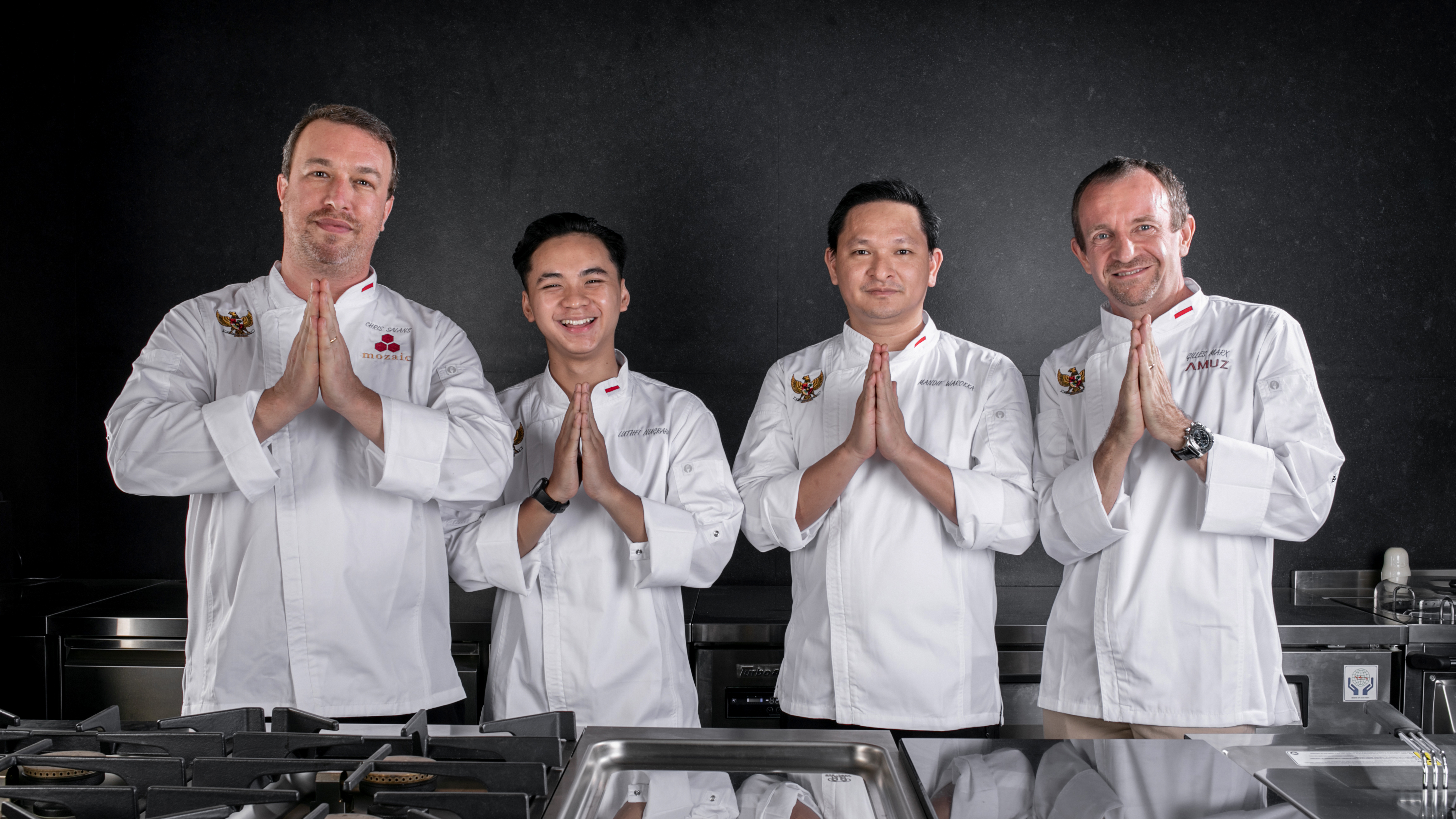 Kedua dari kiri Nugraha Lutfi, ketiga dari kiri Mandif Warokka.