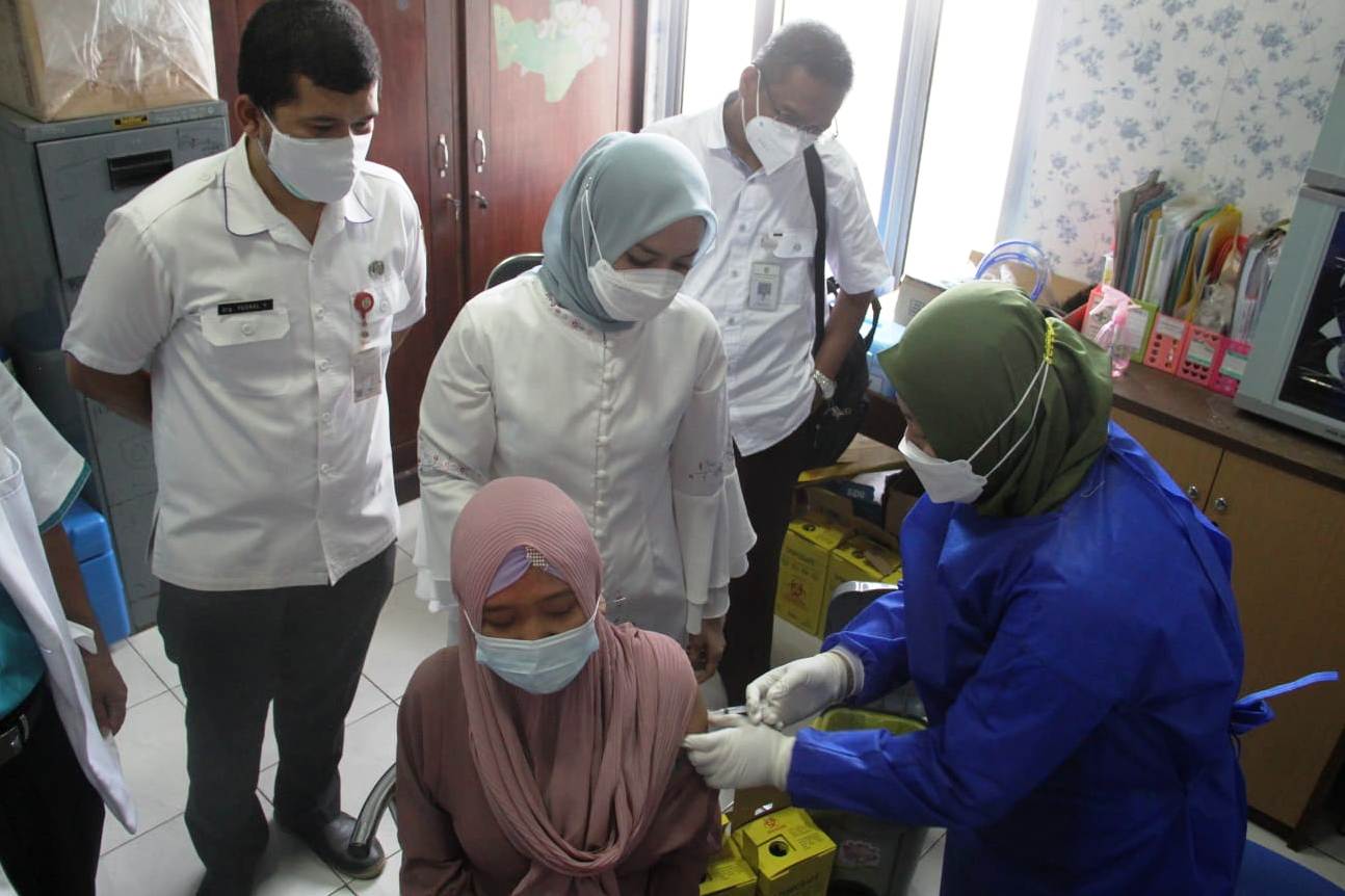 Seorang ibu hamil di Puskesmas Kaliwungu Kamis, (19/8/21) mengikuti vaksinasi dalam vaksinasi masal terhadap 1.000 ibu hamil.