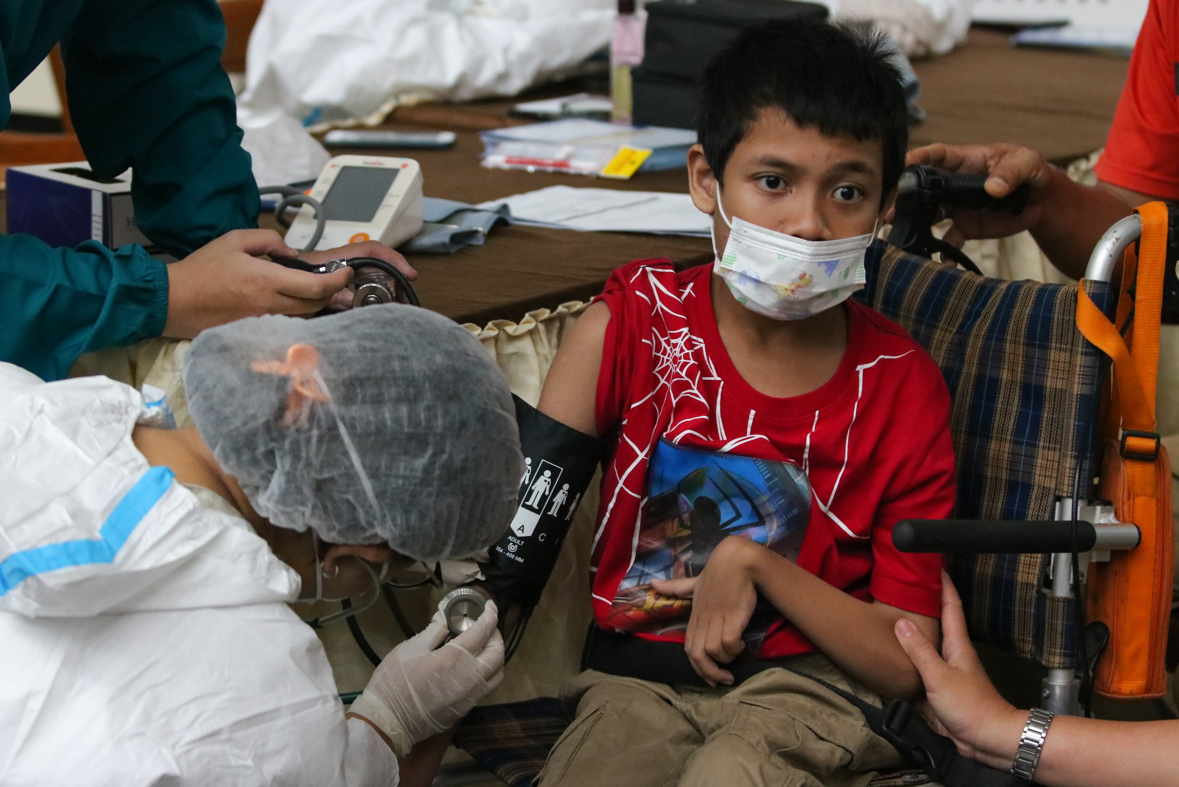 Petugas kesehatan memeriksa tekanan darah penyandang disabilitas sebelum disuntik vaksin covid-19 di Gedung BKKKS Surabaya, Jatim.