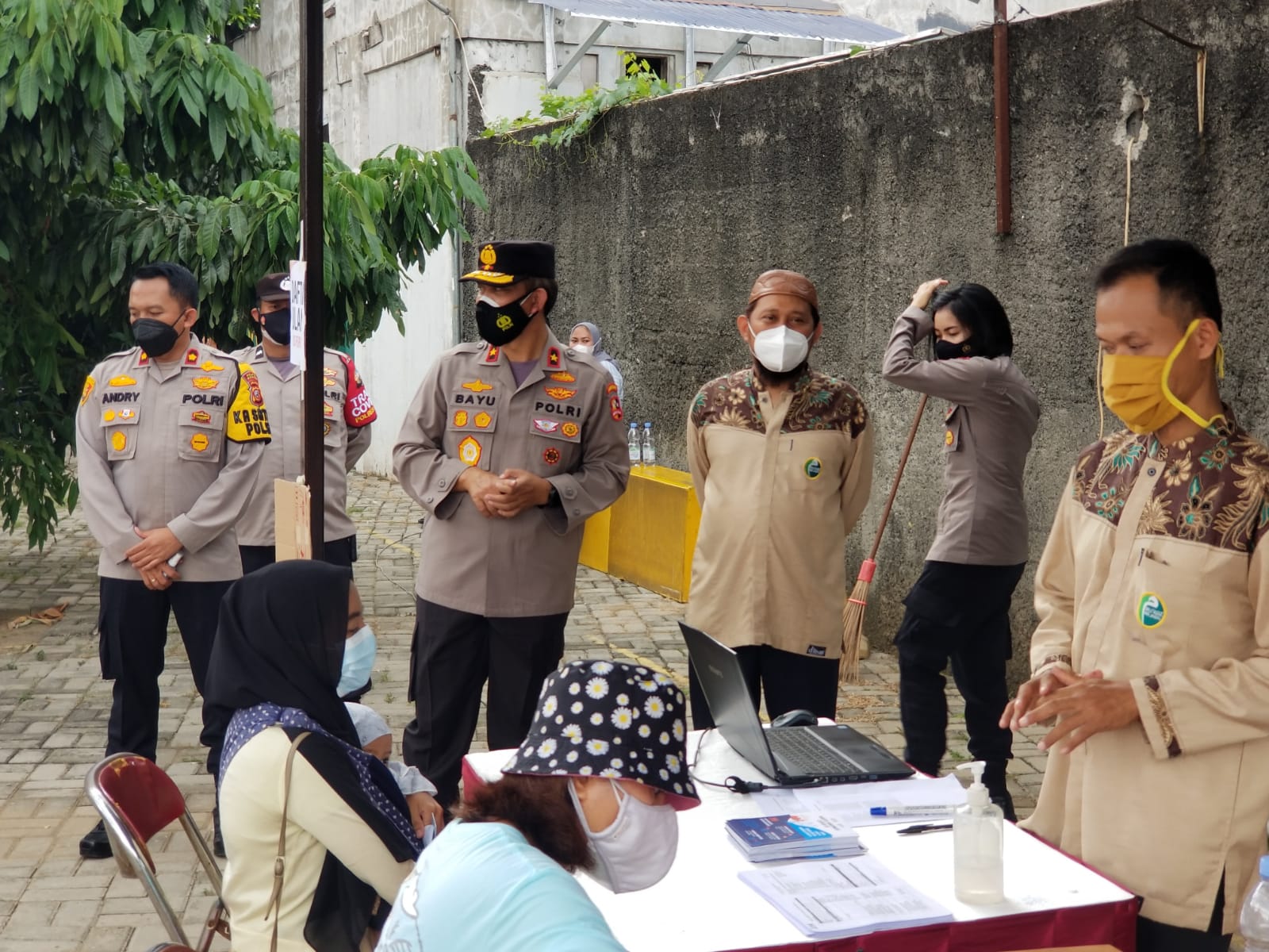 Brigjen Pol Drs. Bayu Wisnumurti, M.Si  (tengah) kunjungi kegiatan vaksinasi Covid-19 di Kabupaten Bogor, Jawa Barat.