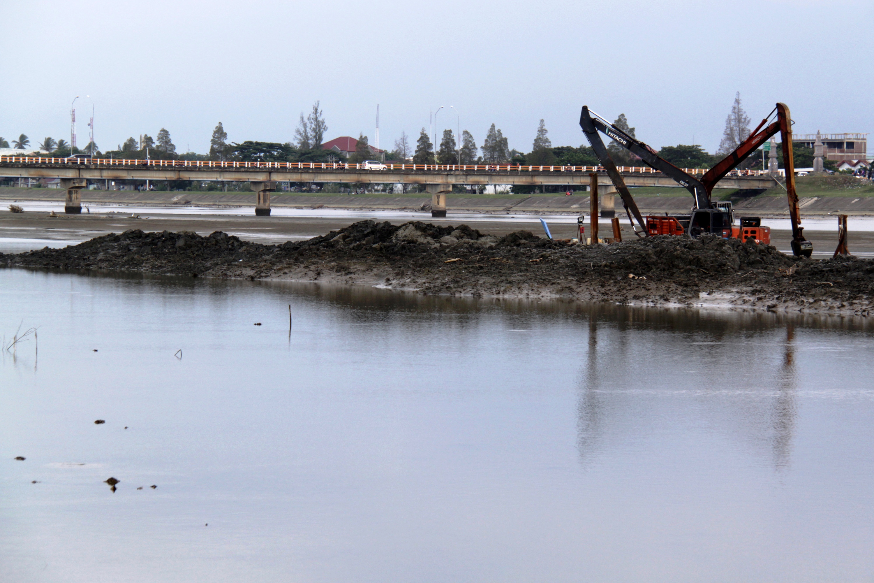 Ilustrasi keruk sungai.