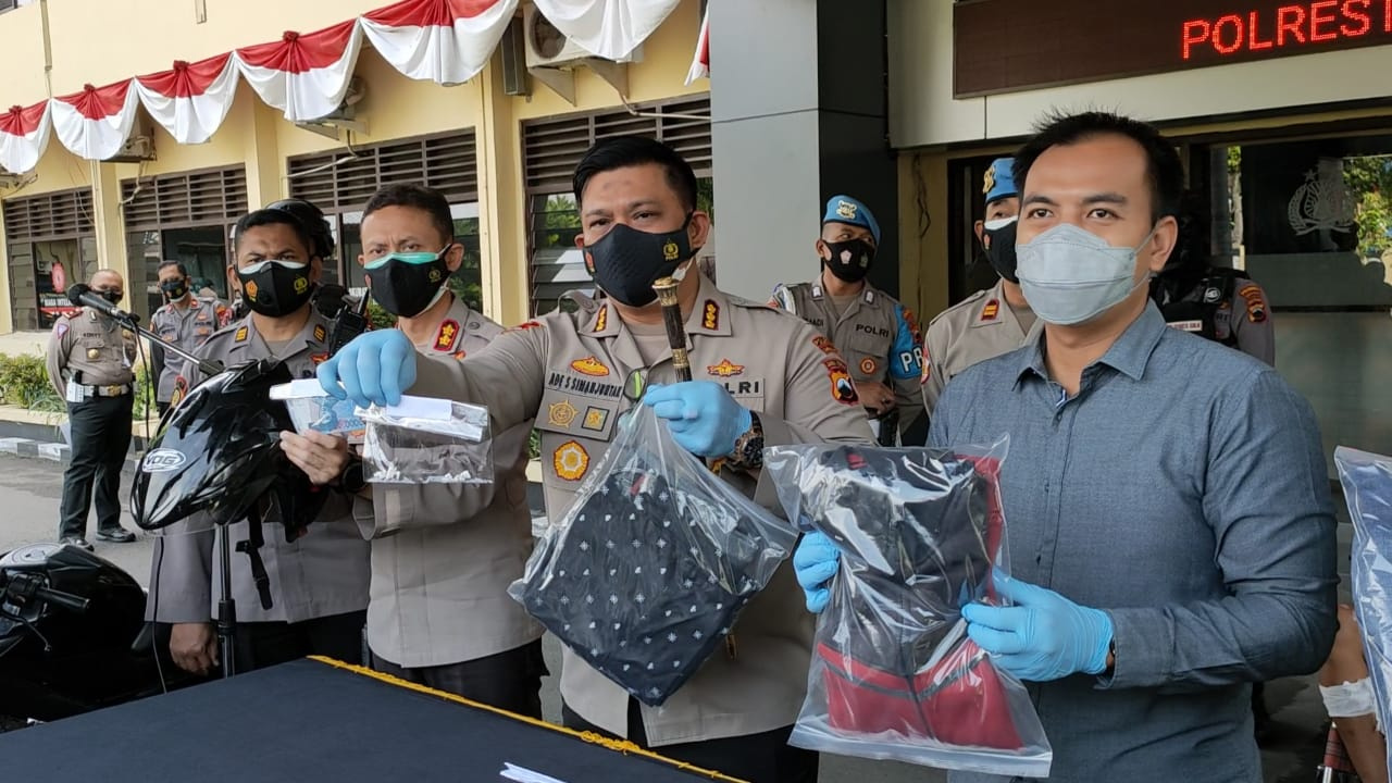 Kapolresta Surakarta Kombes Ade Safri Somanjuntak menunjukkan barang bukti kejahatan sindikat pecah kaca mobil