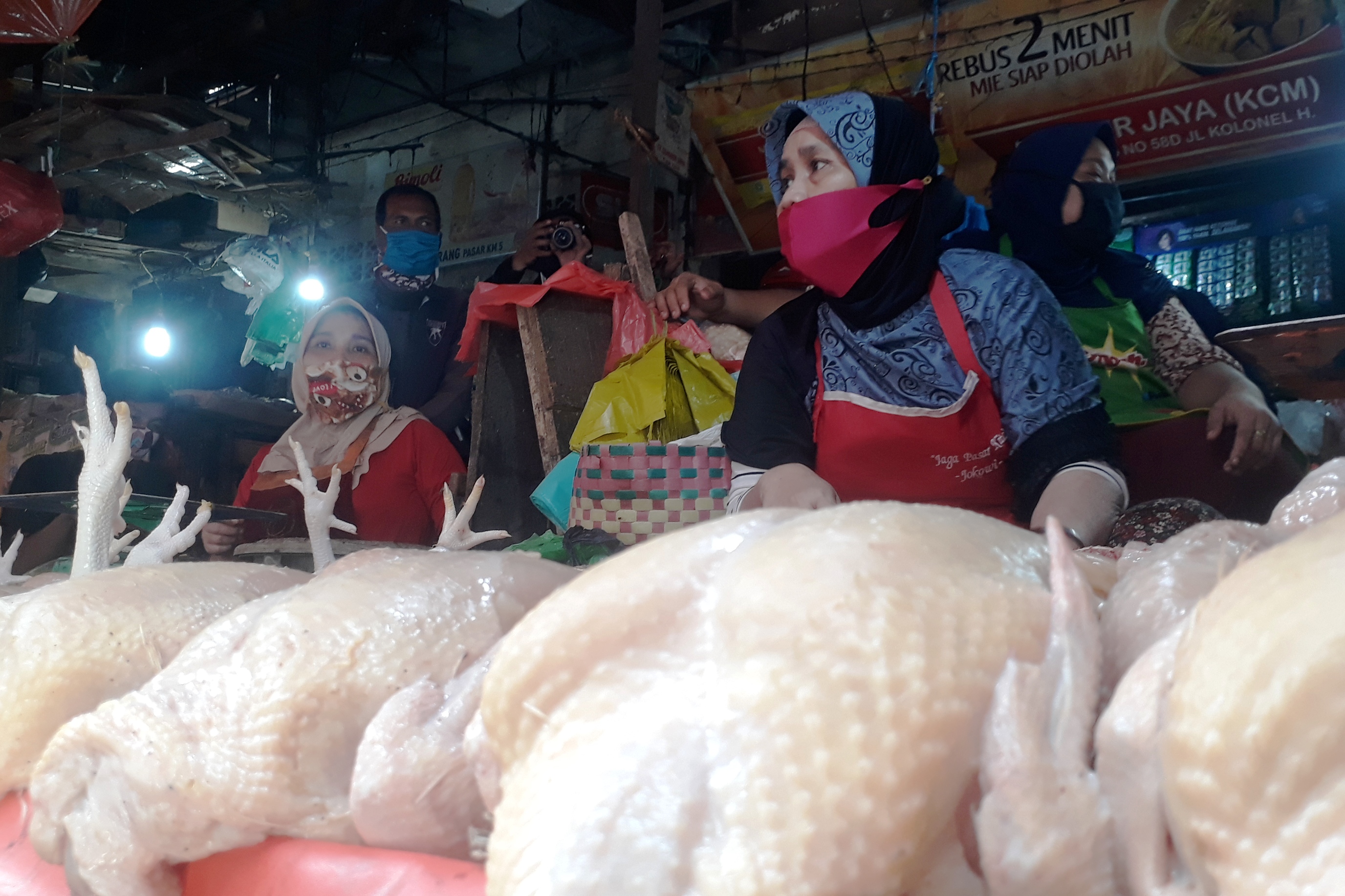 Harga daging ayam potong terus turun.