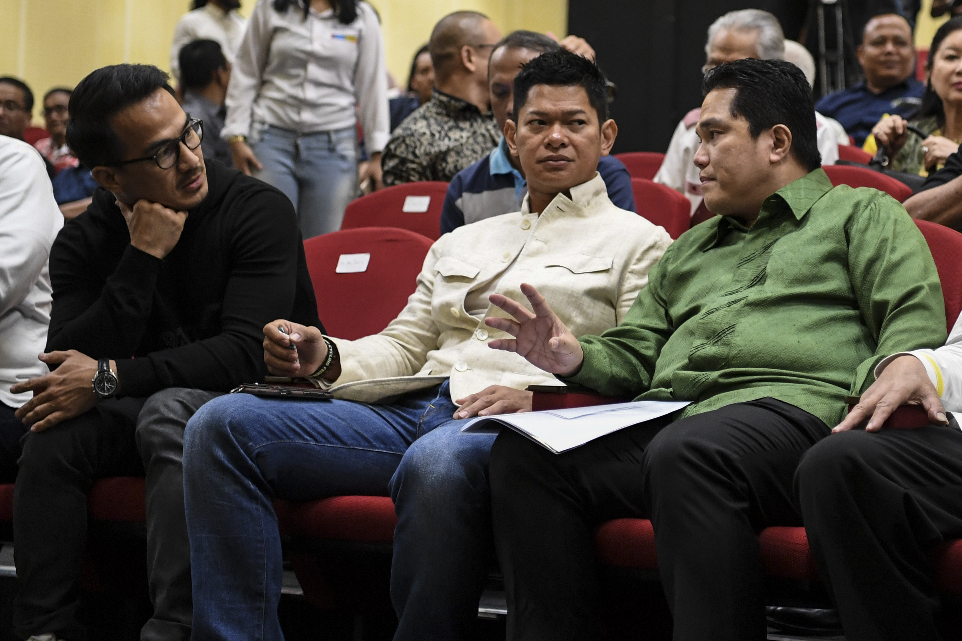 Aktor Joe Taslim (kiri) saat berbincang dengan Menteri BUMN Erick Thohir (kanan) dan Ketua KOI Raja Sapta Oktohari.