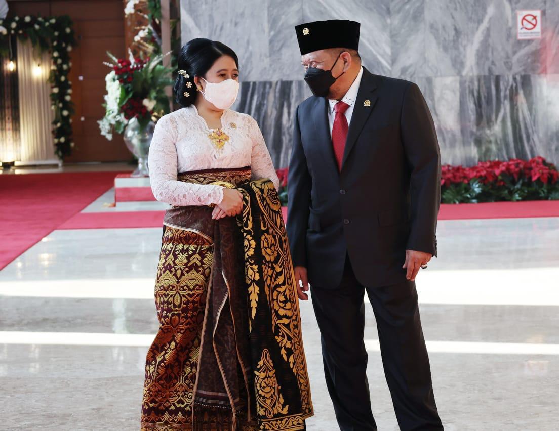 Ketua DPD RI saat berbincang dengan Ketua DPR RI di komplek parlemen, Senayan, Jakarta, Senin (16/8/2021).