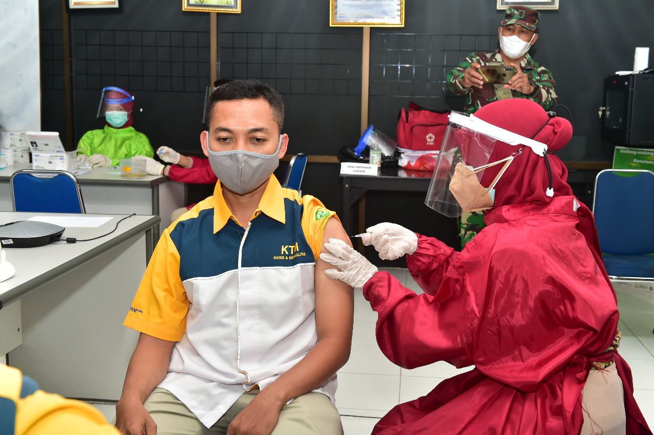 Vaksinasi Covid-19 terhadap pekerja industri