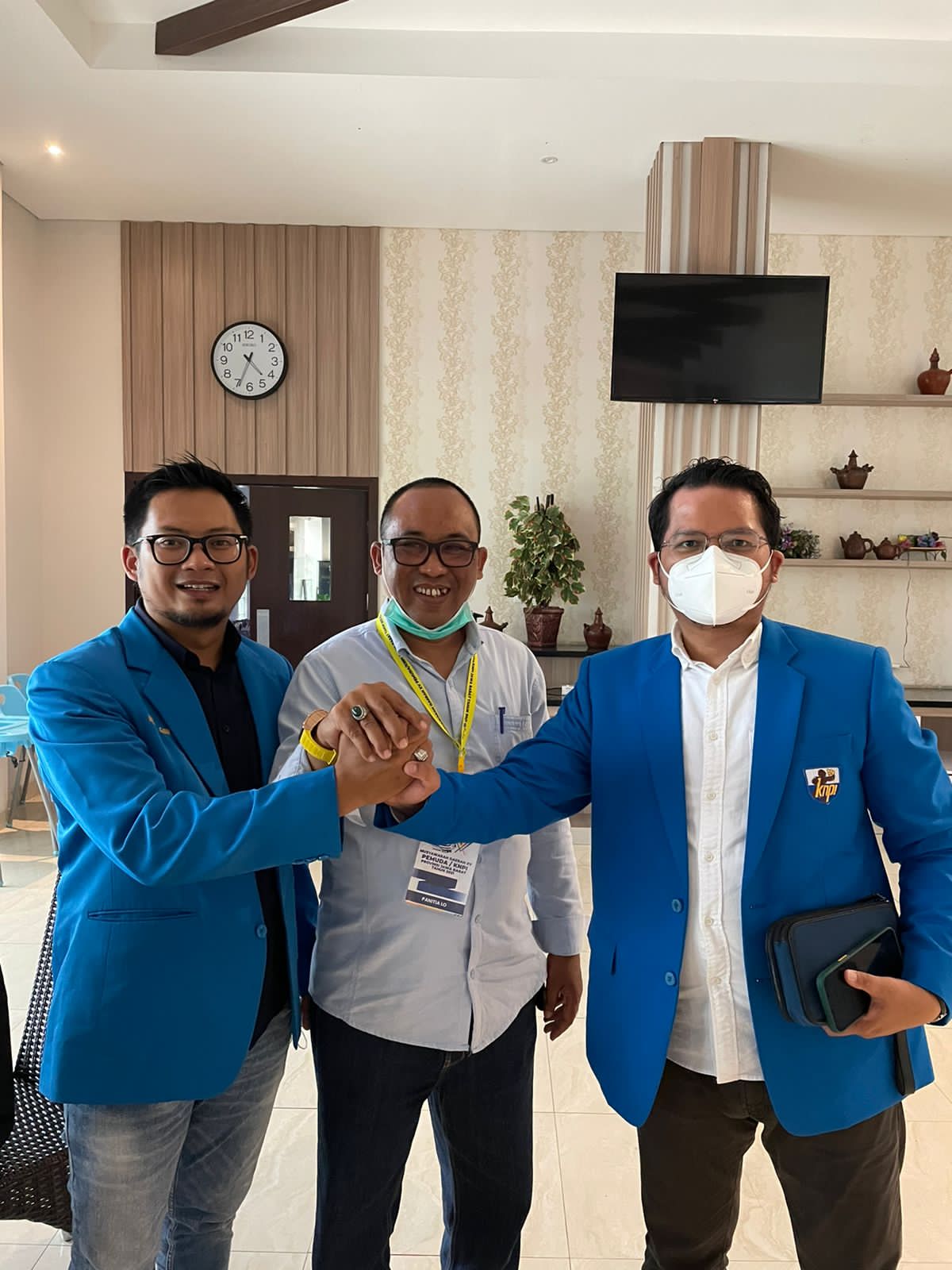 Ridwansyah Yusuf Achmad berfoto bersama seusai dinyatakan memenangi pemilihan Ketua Umum KNPI Jabar